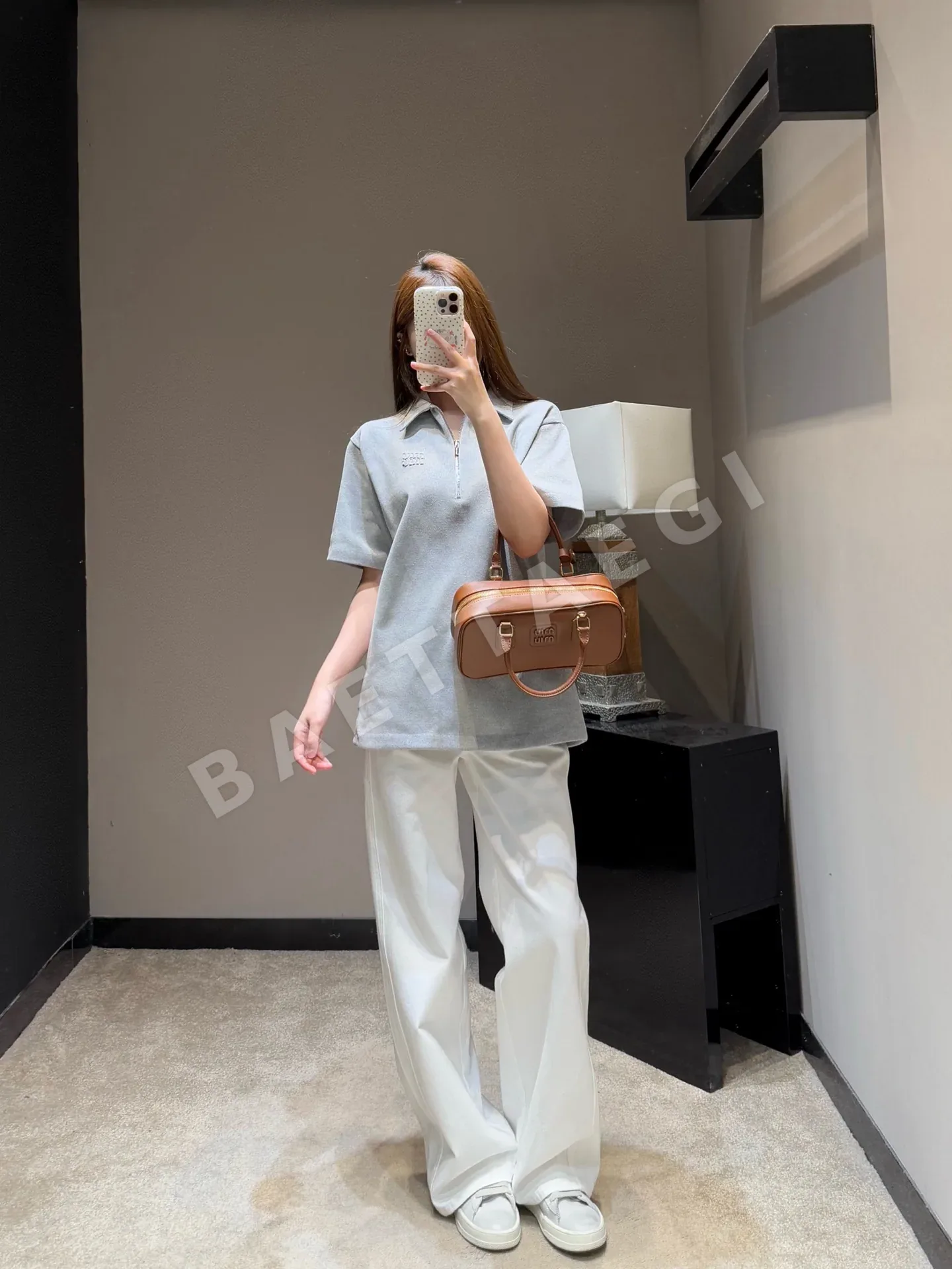 미우미우 그레이 엠보 로고 반팔 폴로셔츠 상세 이미지 6