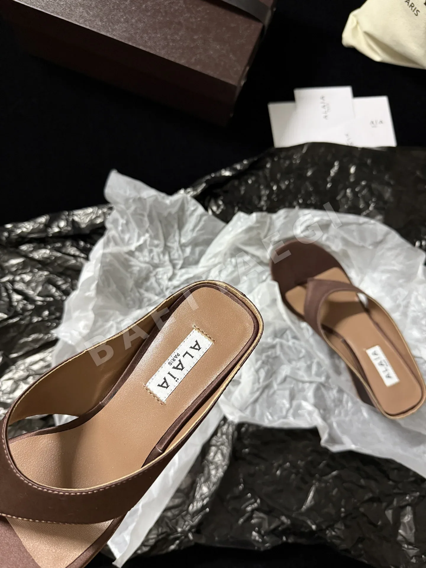 알라이아 비대칭 뮬 여성 신발 상세 이미지 7