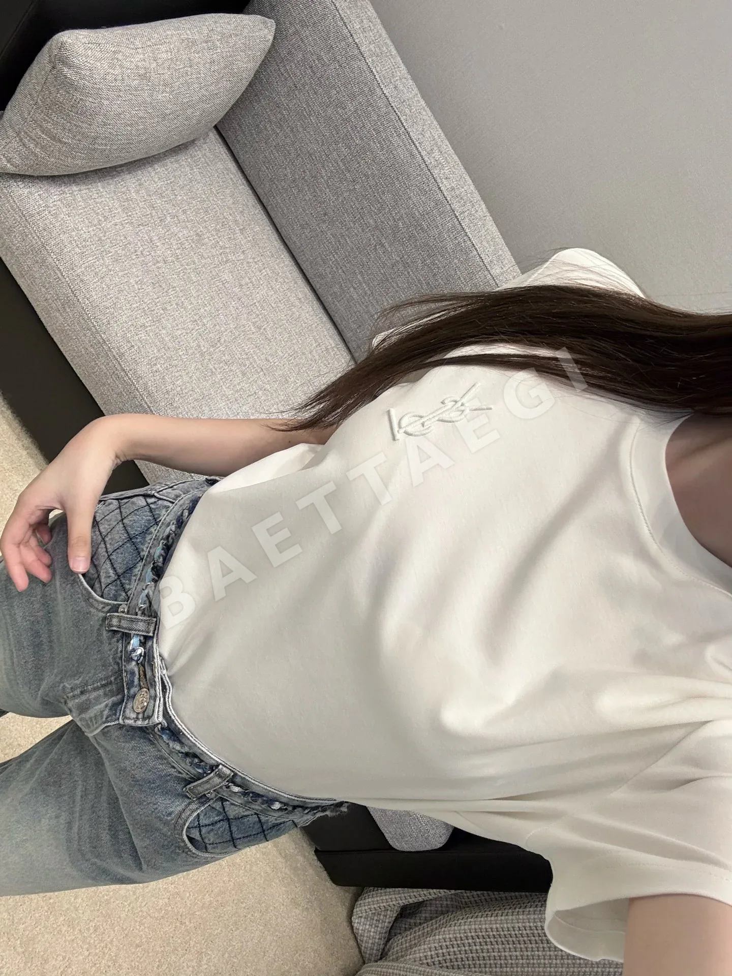 생로랑 자수 로고 여성 반팔 티셔츠 상세 이미지 5