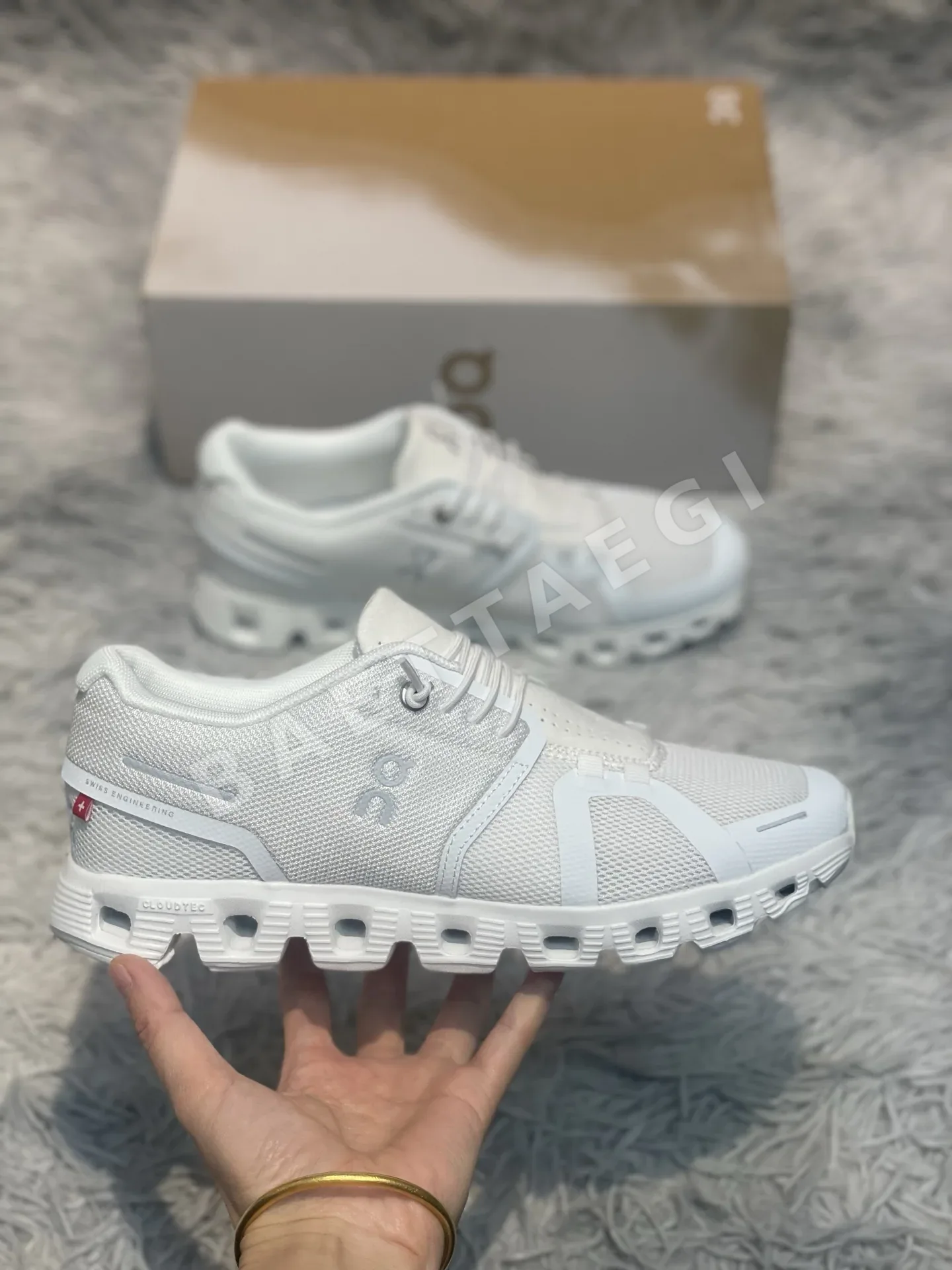 ON Run Cloud 6 남녀공용 경량 러닝화 102675