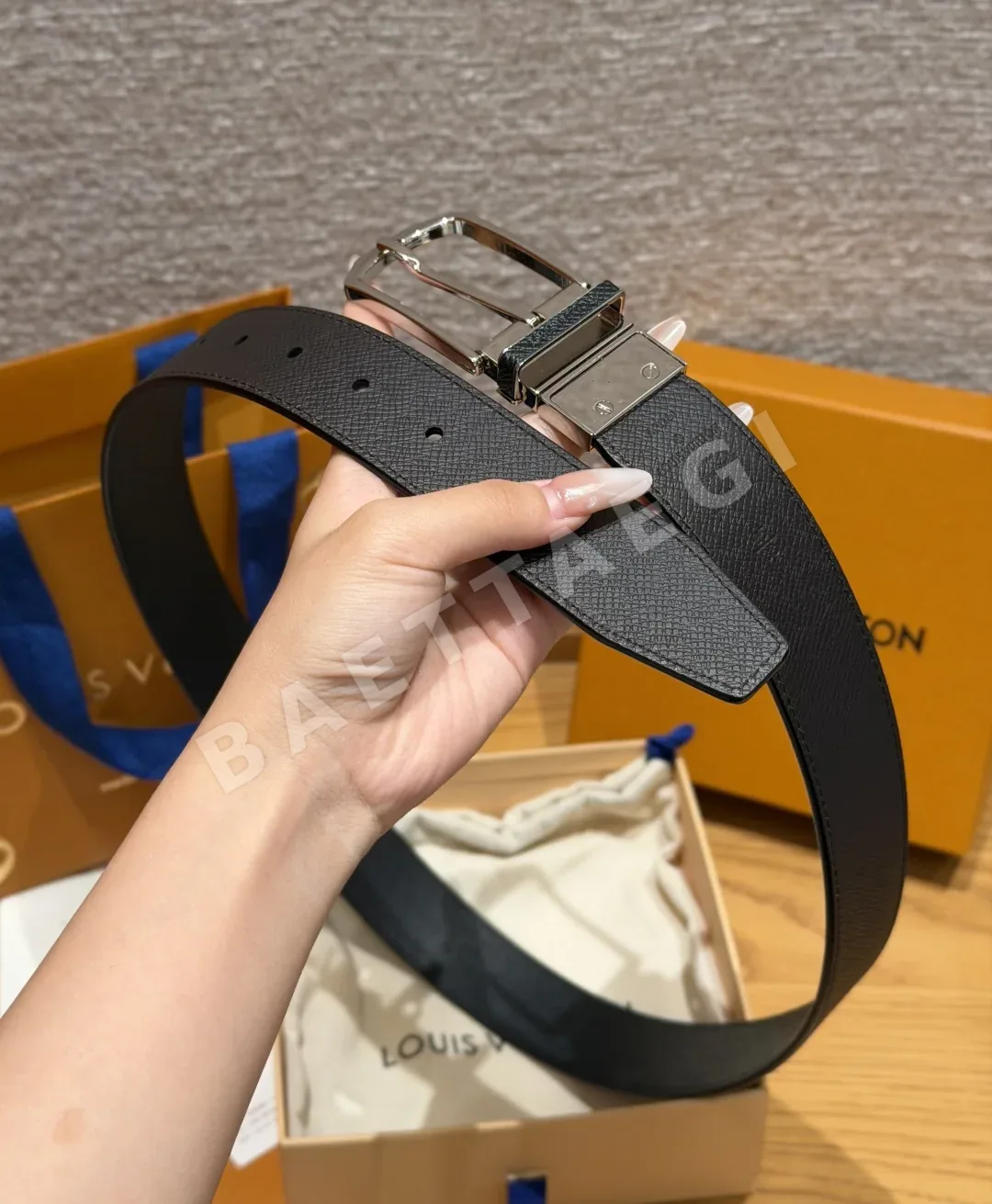 루이비통 폰누프 리버시블 가죽 벨트 상세 이미지 5