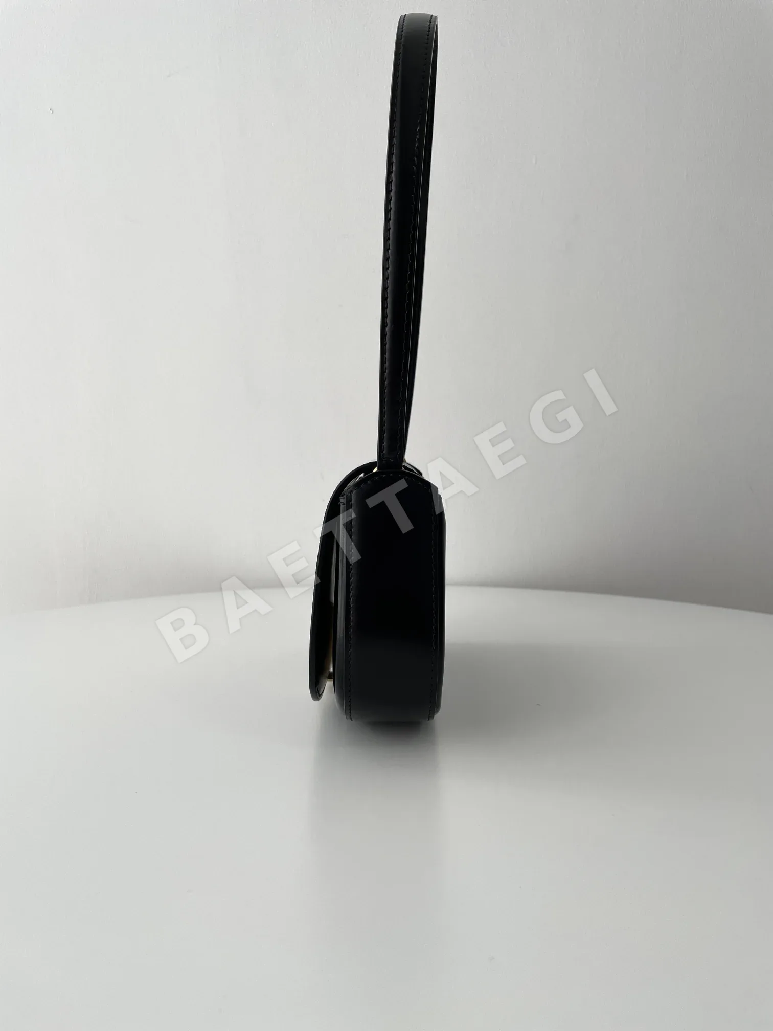 생로랑 볼리테르 반달 미니 숄더백 상세 이미지 4