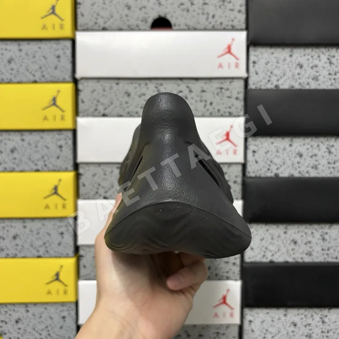 아디다스 [LW] 이지 폼 RNR HP8739 200634 Adidas Yeezy Foam RNR Onyx 상세 이미지 4