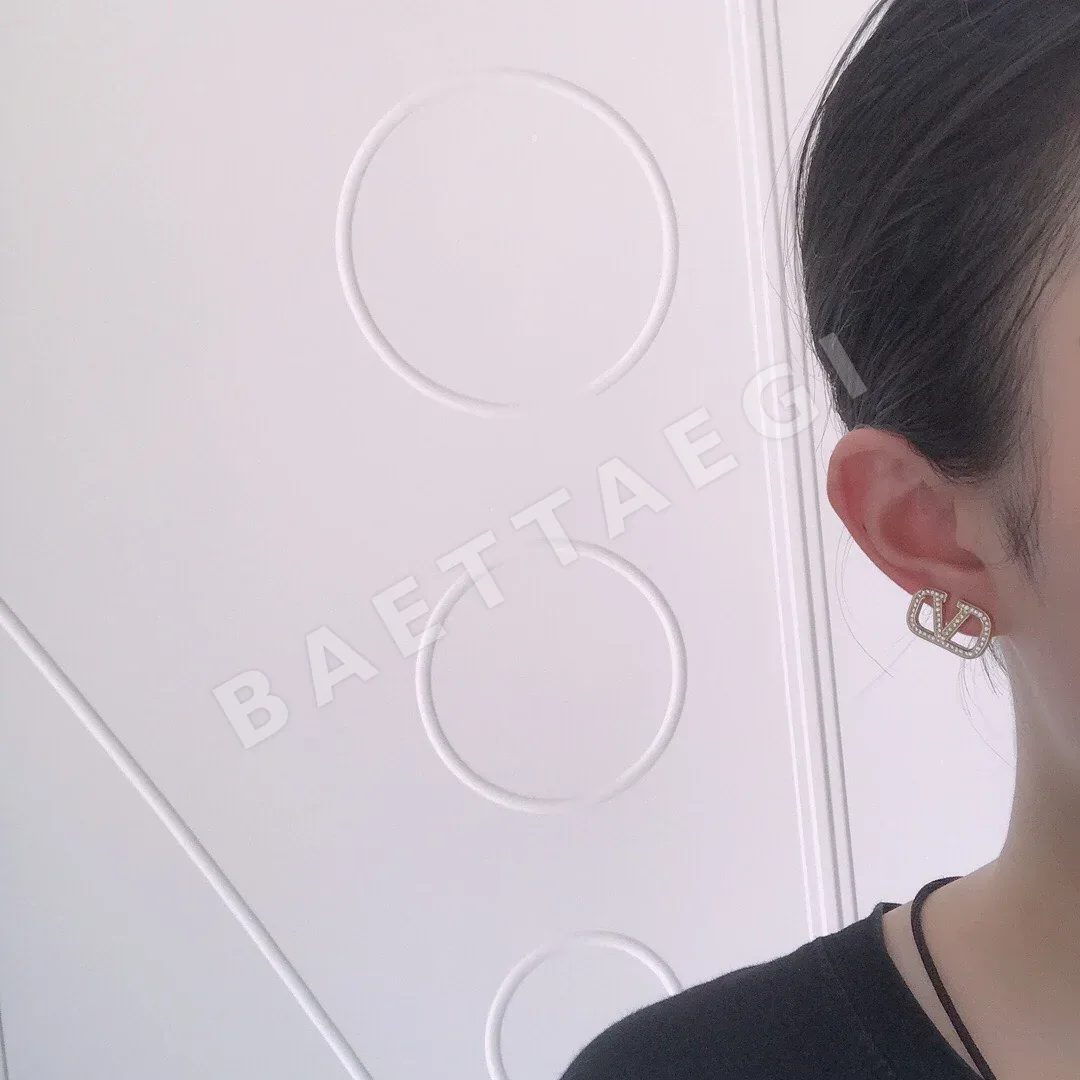 발렌티노 크리스탈 장식 골드 귀걸이 상세 이미지 2