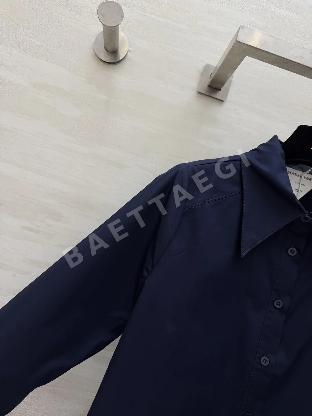 보테가베네타 네이비 포인티드 카라 셔츠 스커트 세트 상세 이미지 4