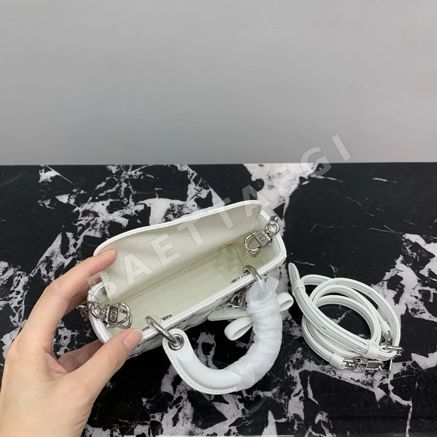 디올 레디 디조이 미니 램스킨 가방 상세 이미지 8