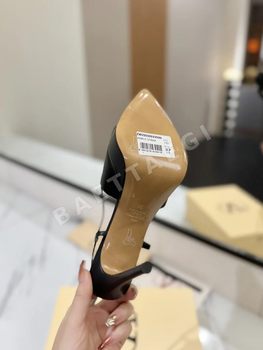 발렌티노 V 버클 뾰족토 샌들 상세 이미지 9