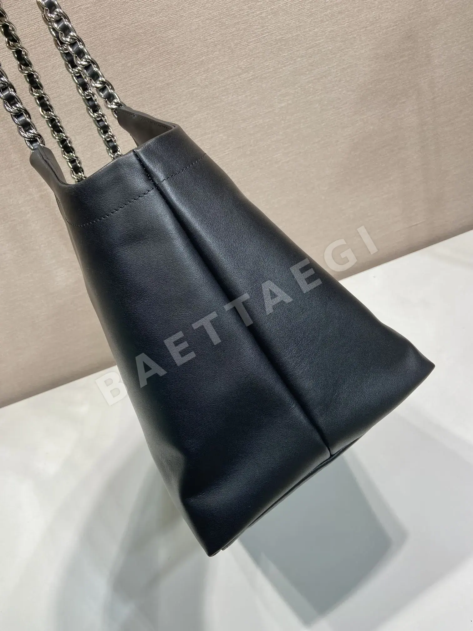 프라다 화이트 카프스킨 숄더백 1BA638 상세 이미지 6