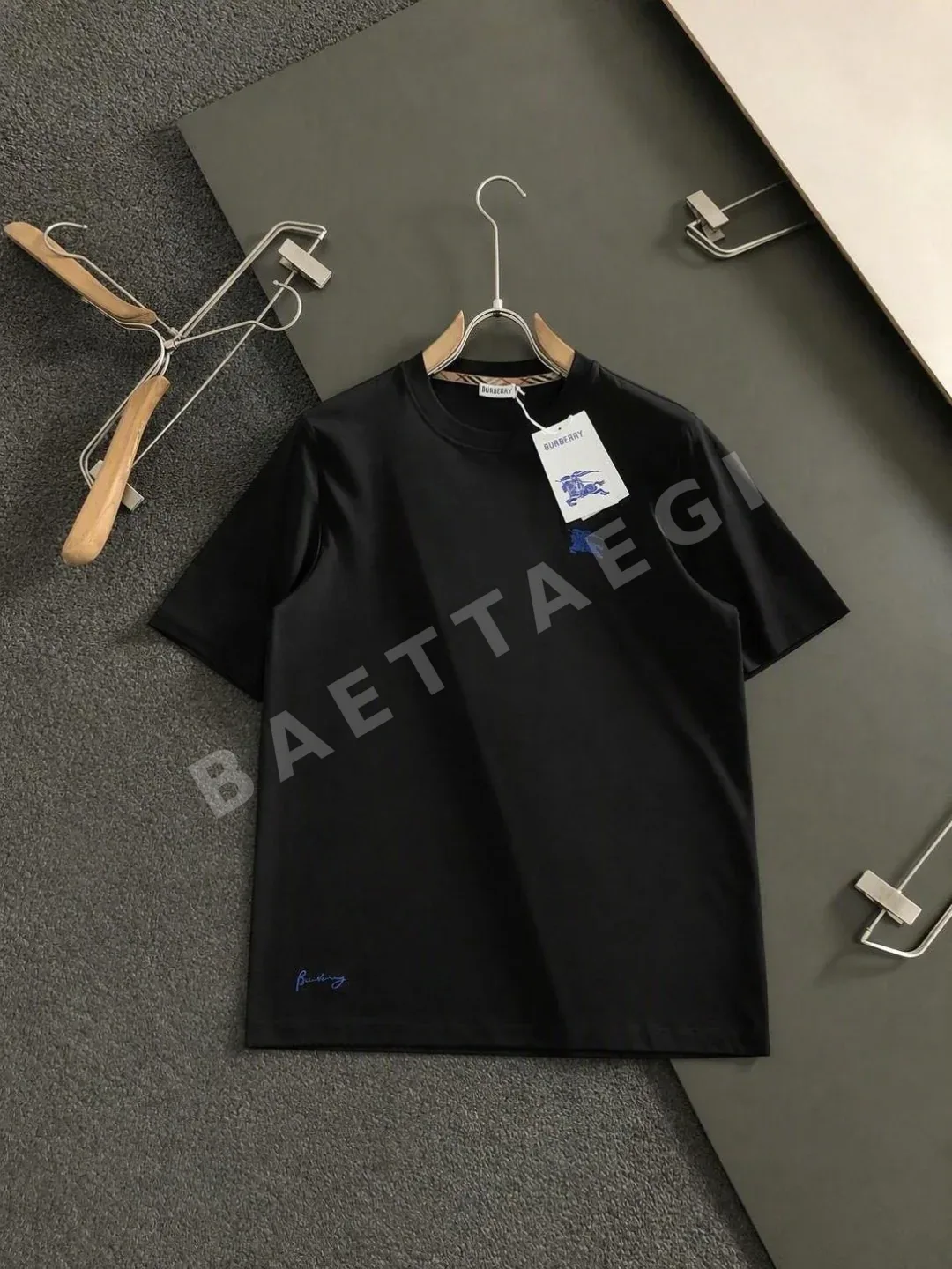 버버리 슬림핏 블랙 화이트 자수 남성 반팔 티셔츠 156269