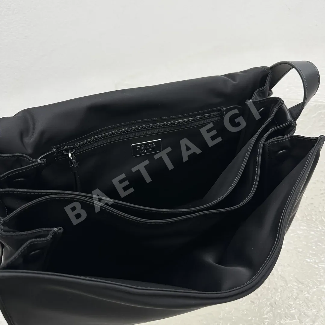 프라다 나일론 삼각 로고 대형 메신저백 상세 이미지 7