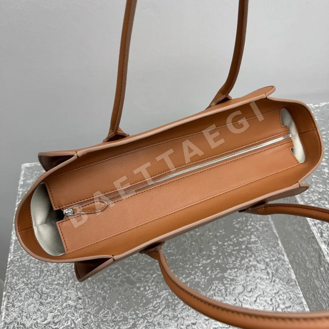 더로우 마를로 미디엄 소프트 토트백 상세 이미지 10