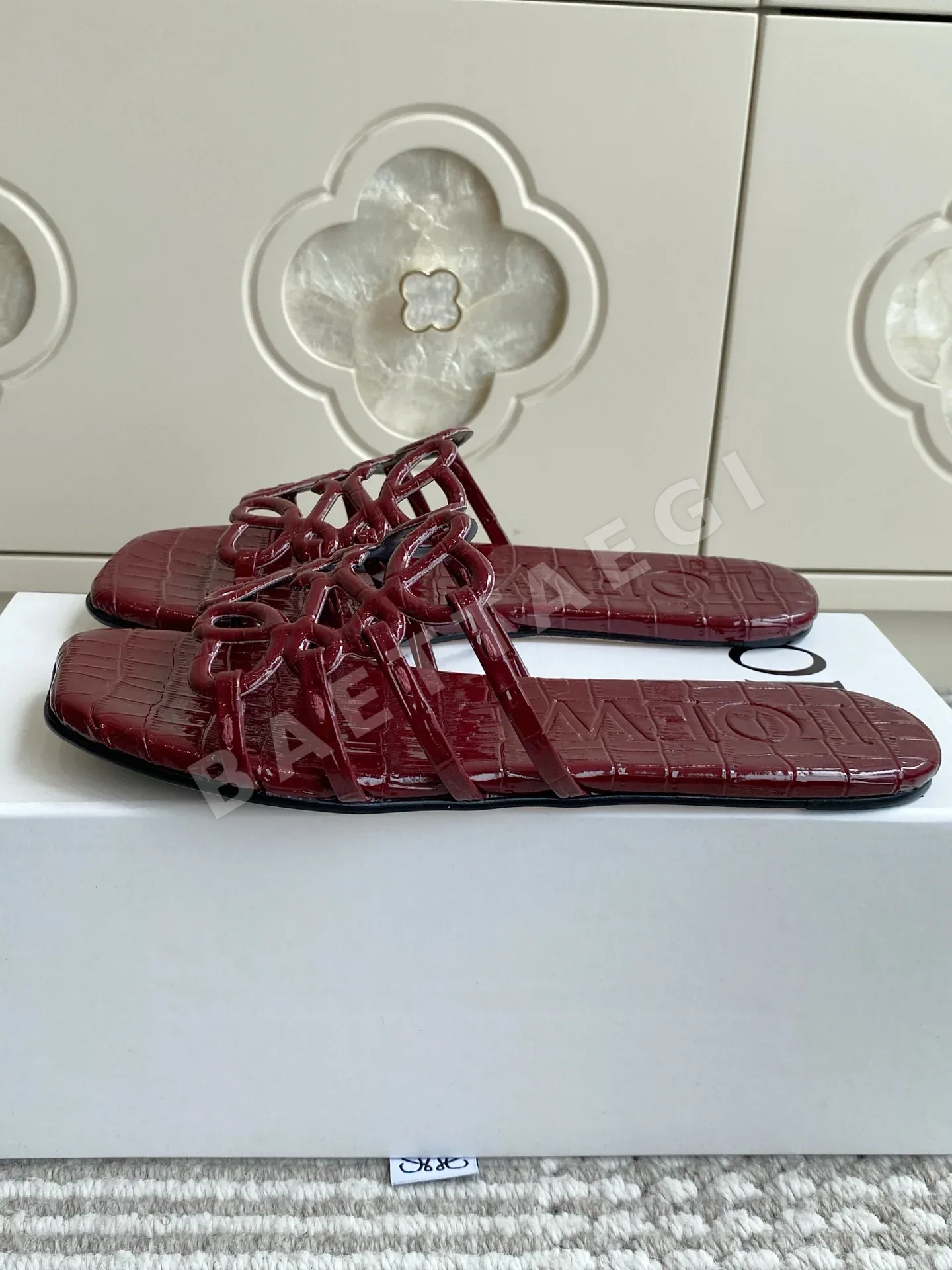로에베 아나그램 키튼 힐 플랫 샌들 상세 이미지 4