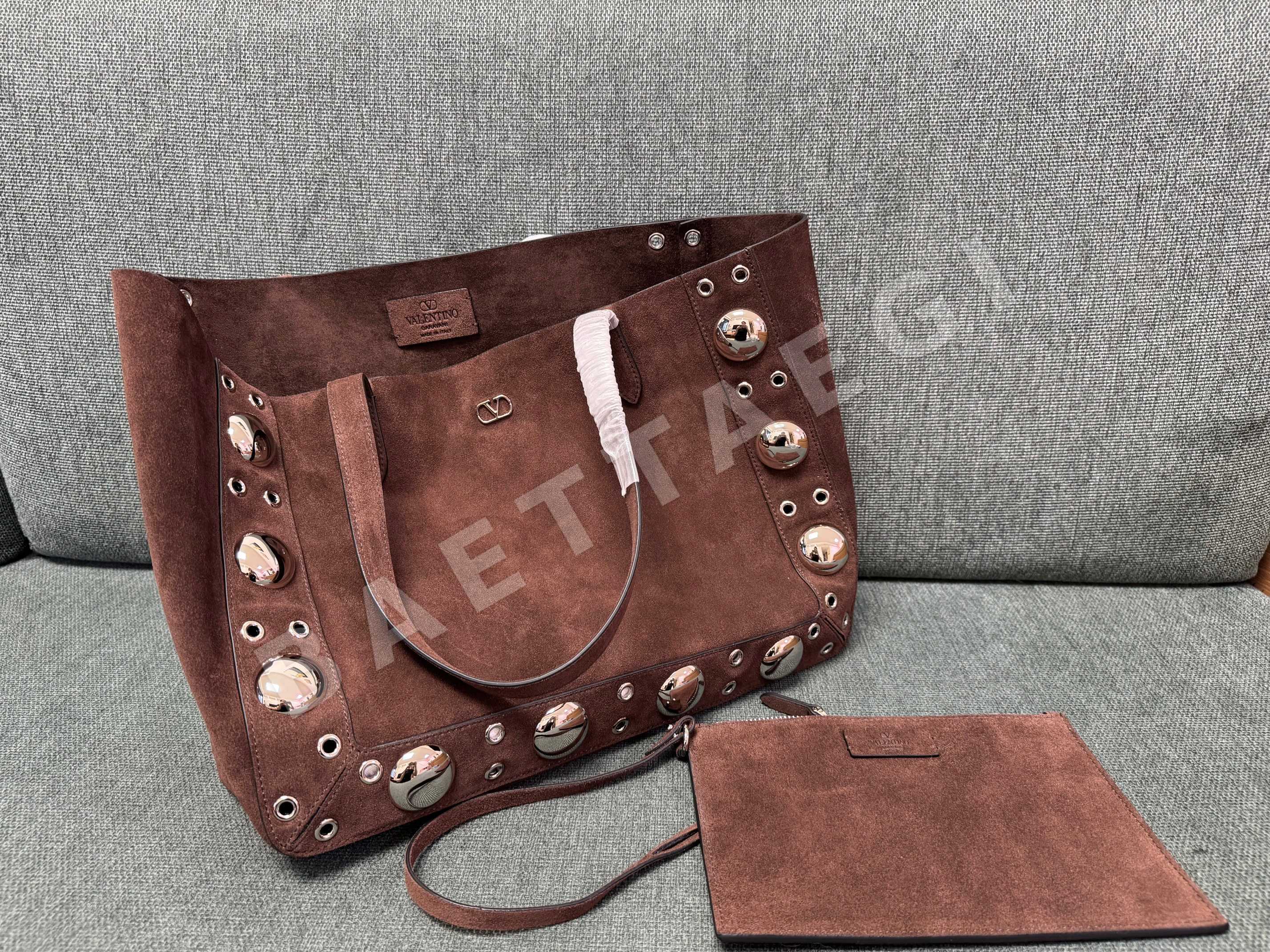 발렌티노 가라바니 넬코트 미디엄 스웨이드 토트백 상세 이미지 2