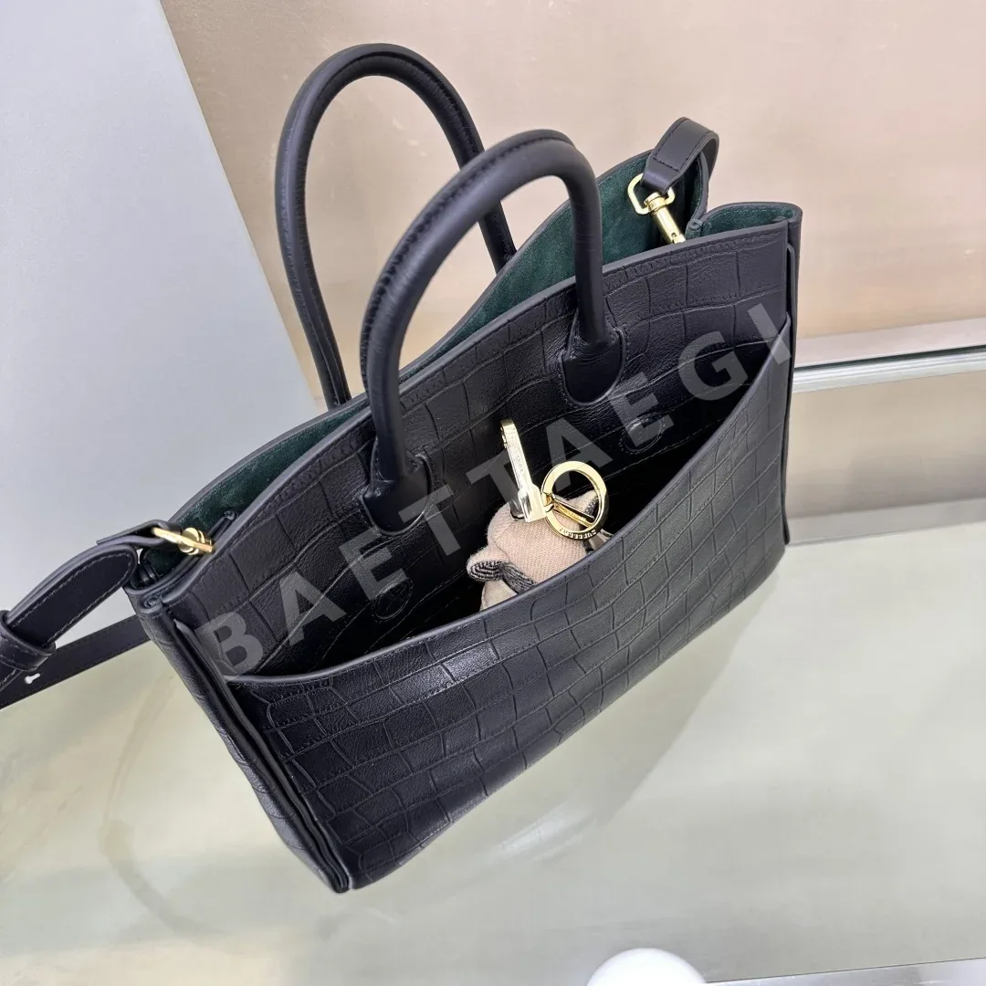 버버리 악어 패턴 송아지가죽 토트백 상세 이미지 5
