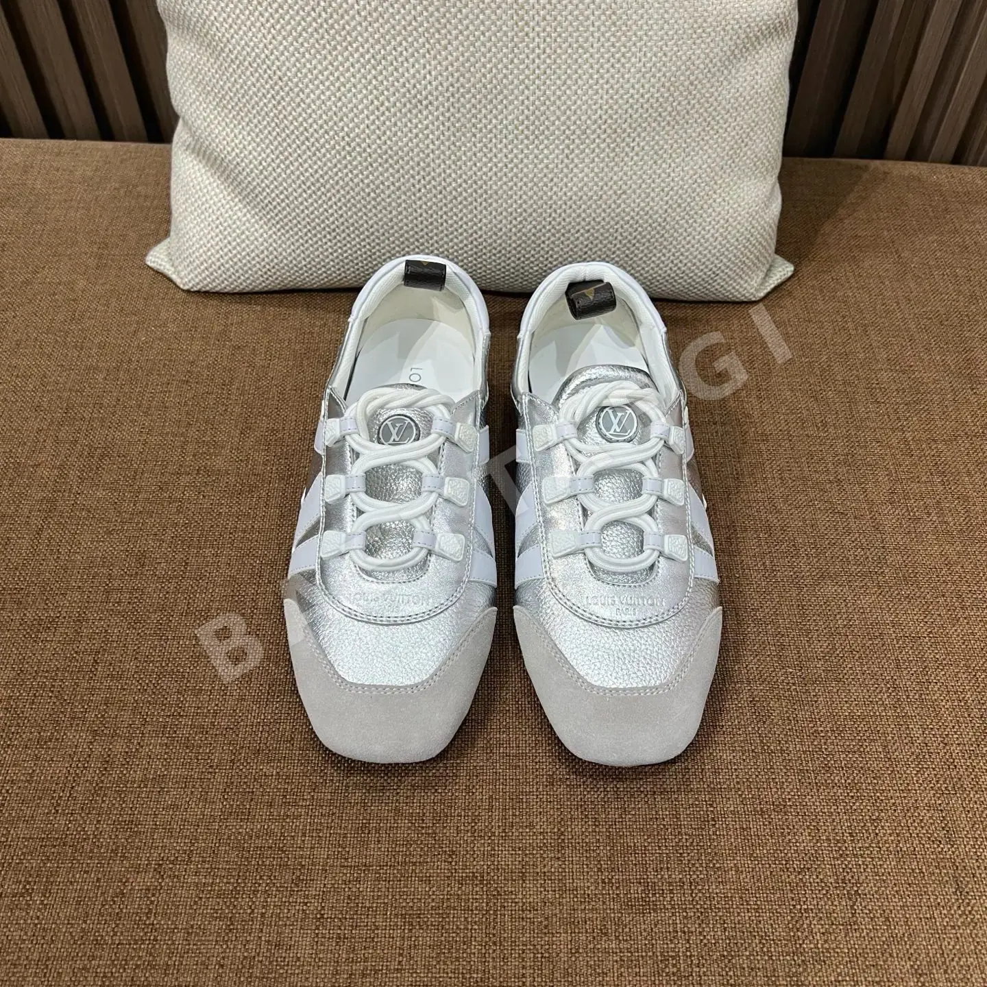 루이비통 스니커즈 램스킨 모노그램 LV 로고 상세 이미지 3