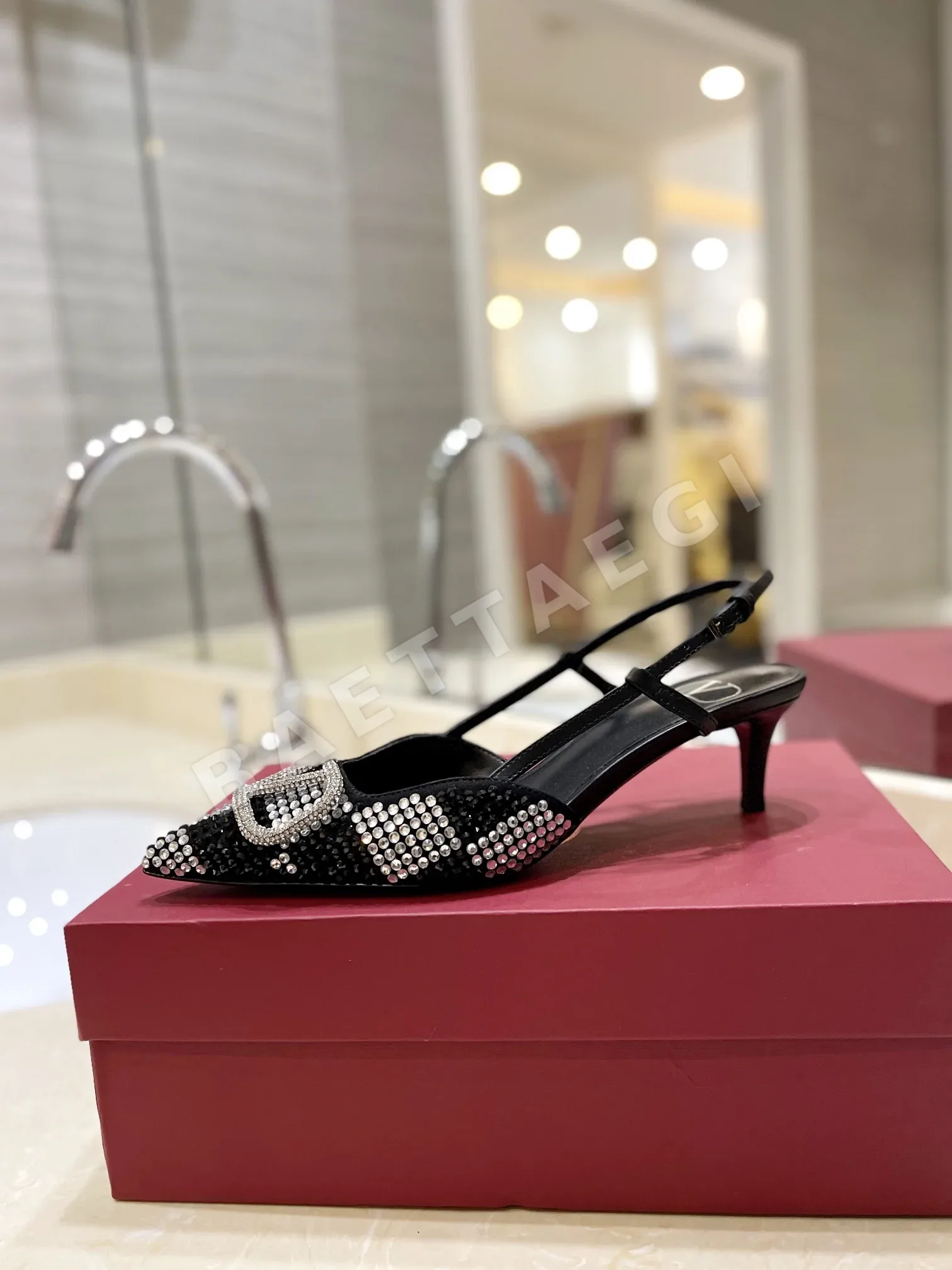 발렌티노 V 로고 크리스탈 샌들 상세 이미지 5