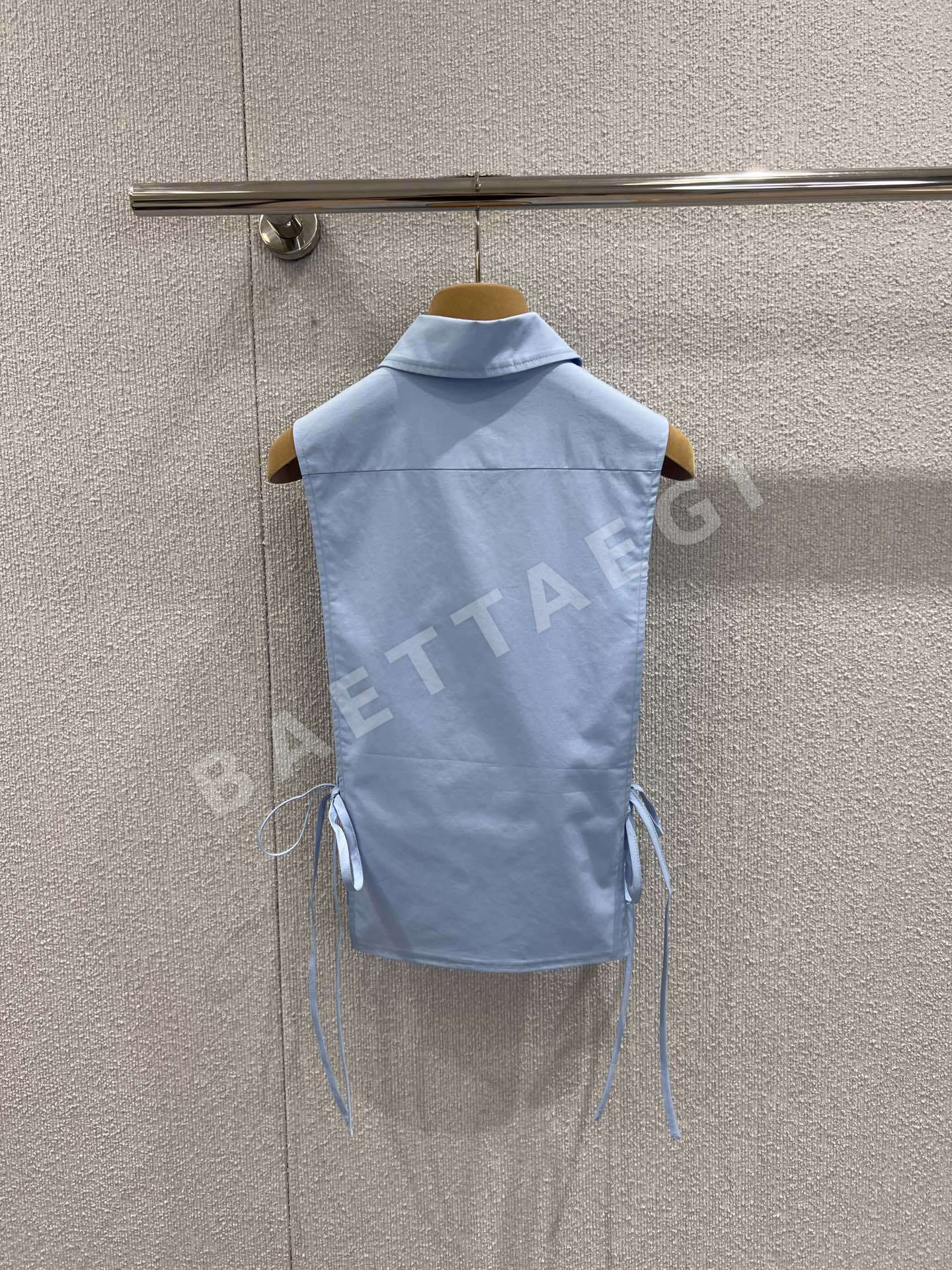 미우미우 레터 자수 노슬리브 면 셔츠 상세 이미지 2