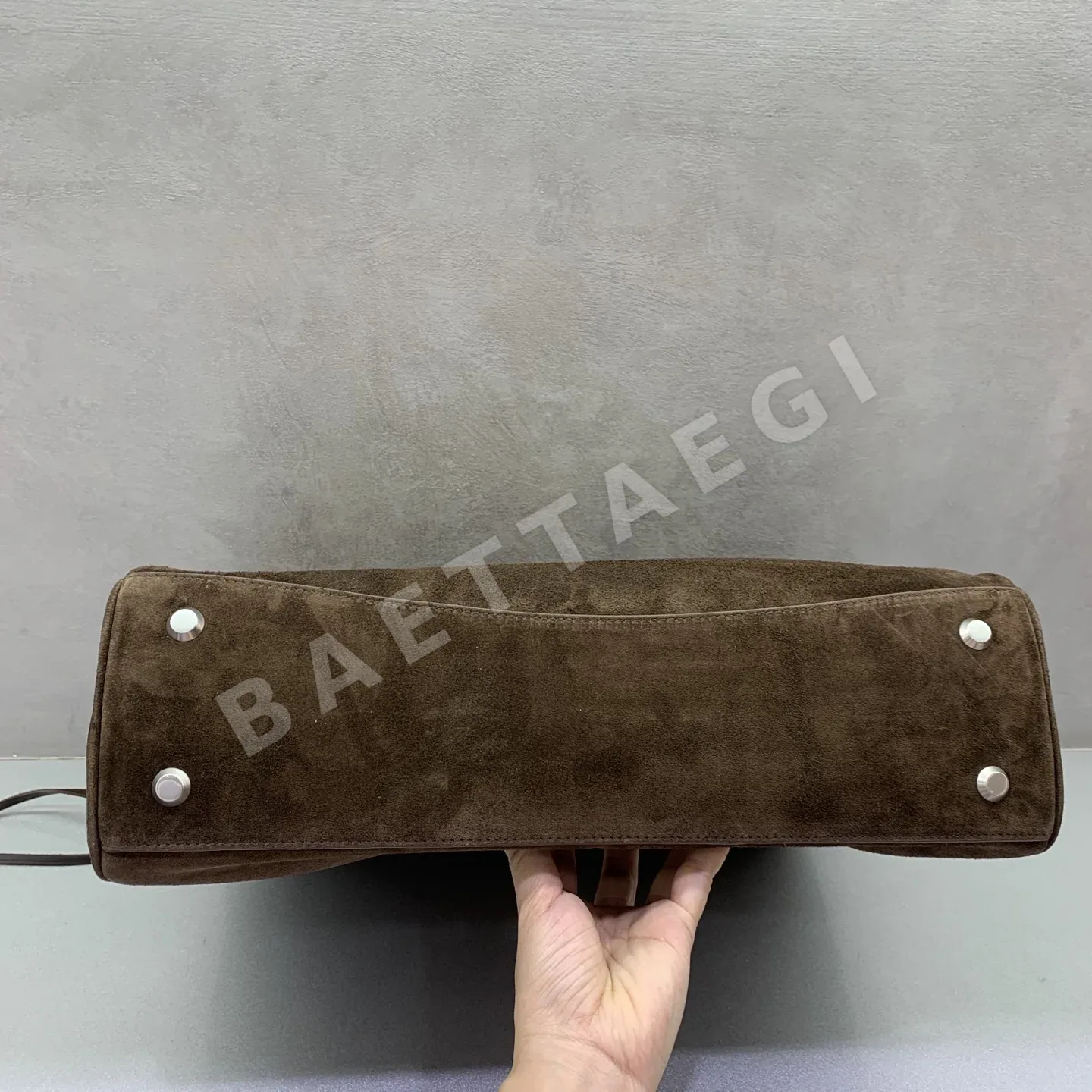 발렌시아가 라지 매트 다크브라운 가방 상세 이미지 4