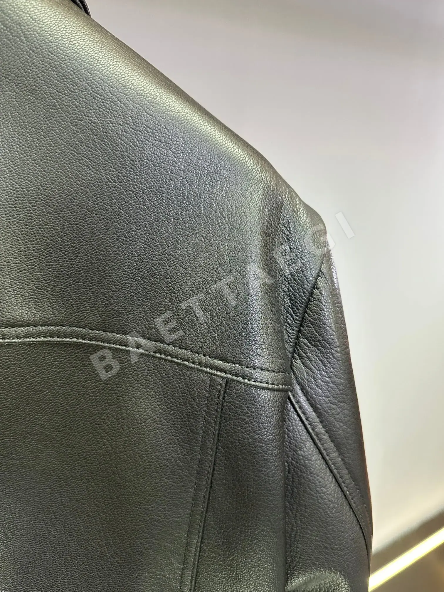 루이비통 LV 페블드 레더 라펠 보머 자켓 상세 이미지 8