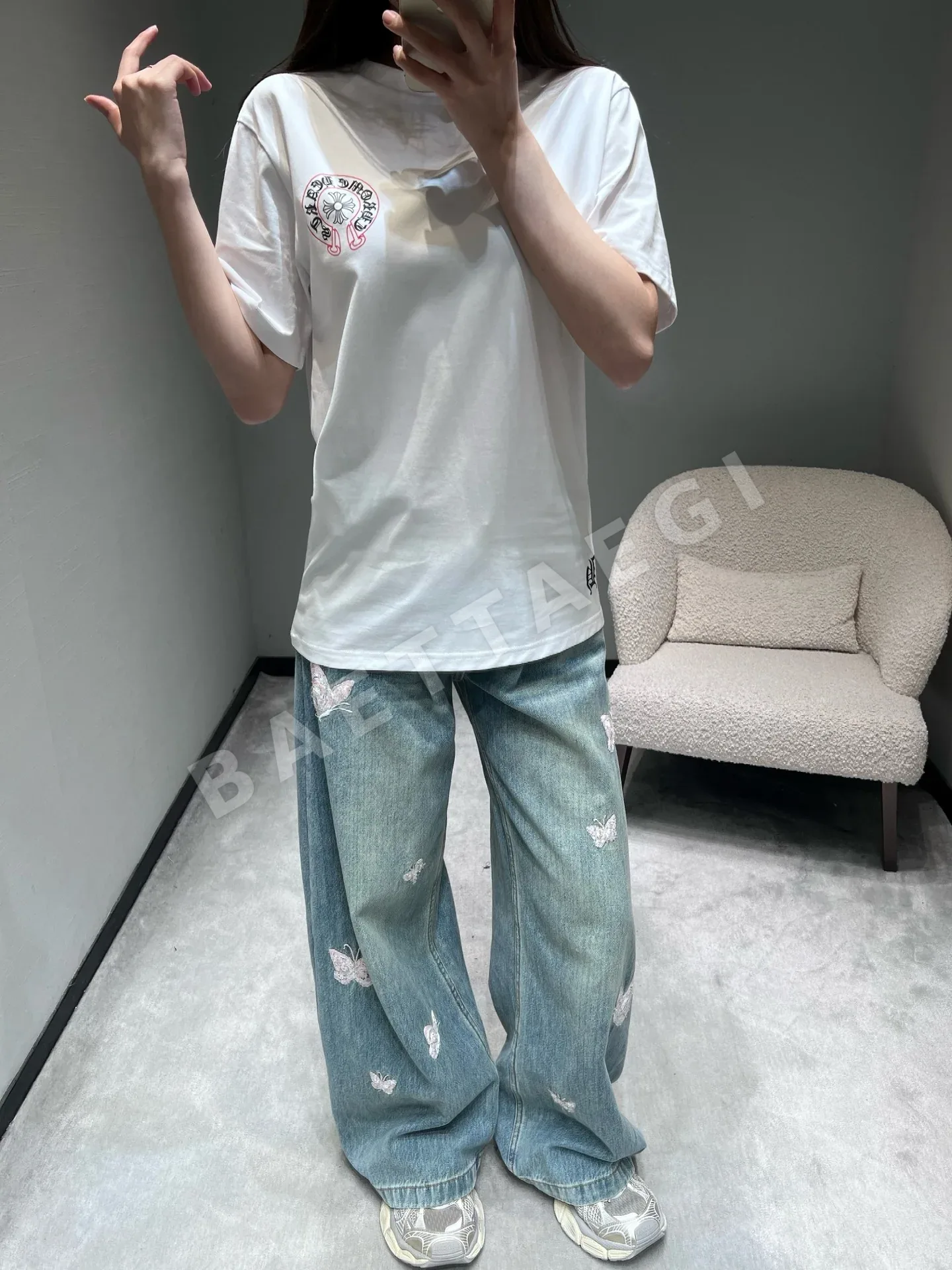크롬하츠 여성 배지 프린트 반팔 티셔츠 상세 이미지 2
