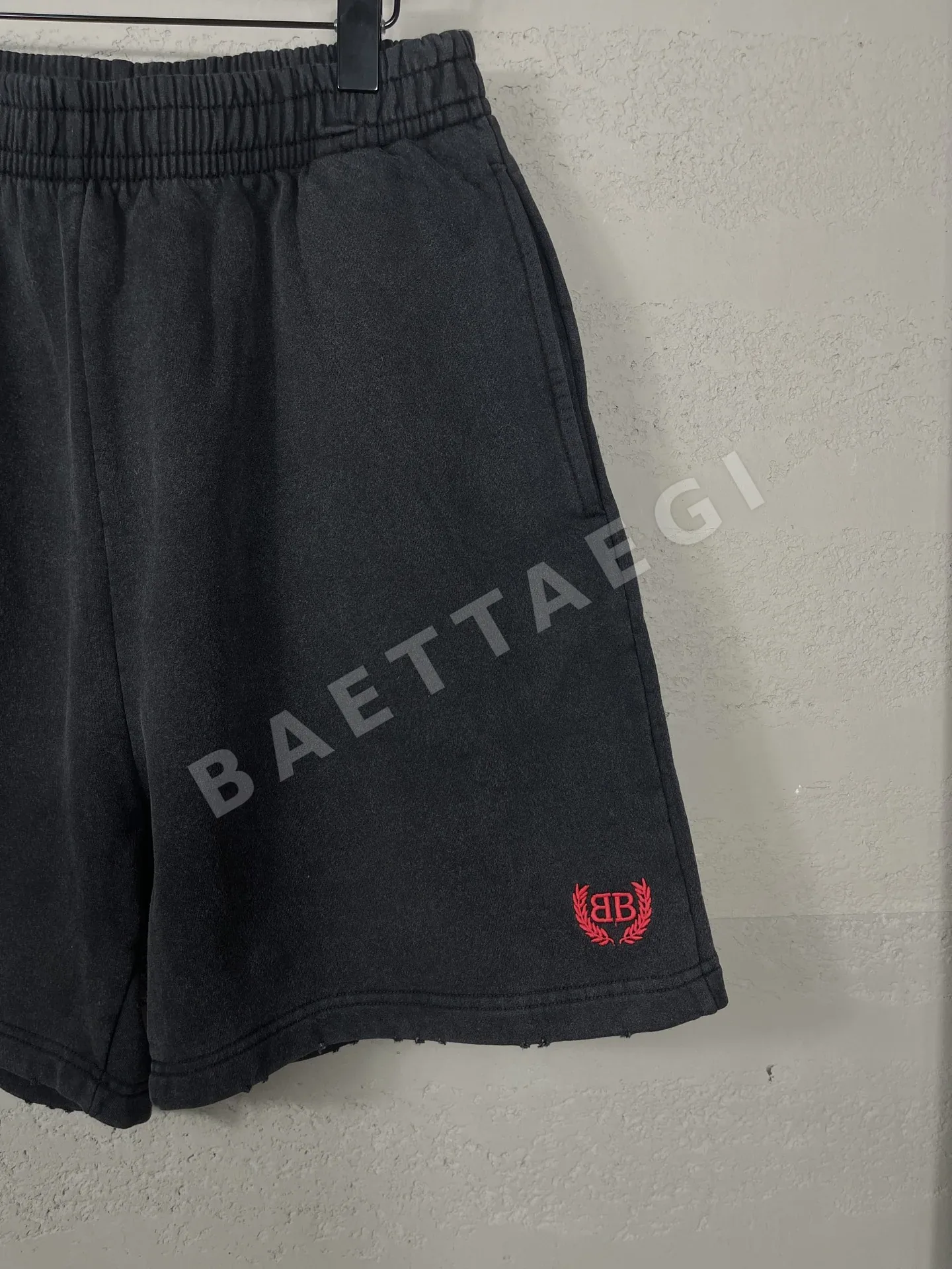 발렌시아가 보리 이삭 자수 데미지 가공 남성 반바지 상세 이미지 4