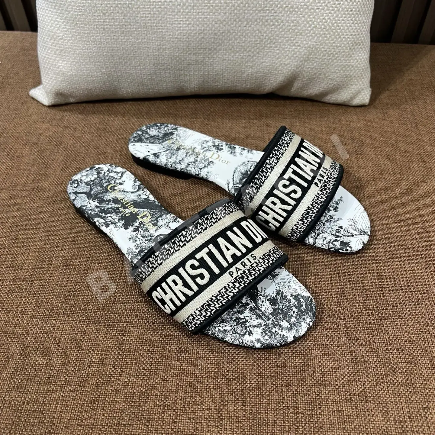 디올 자수 캔버스 샌들 상세 이미지 6