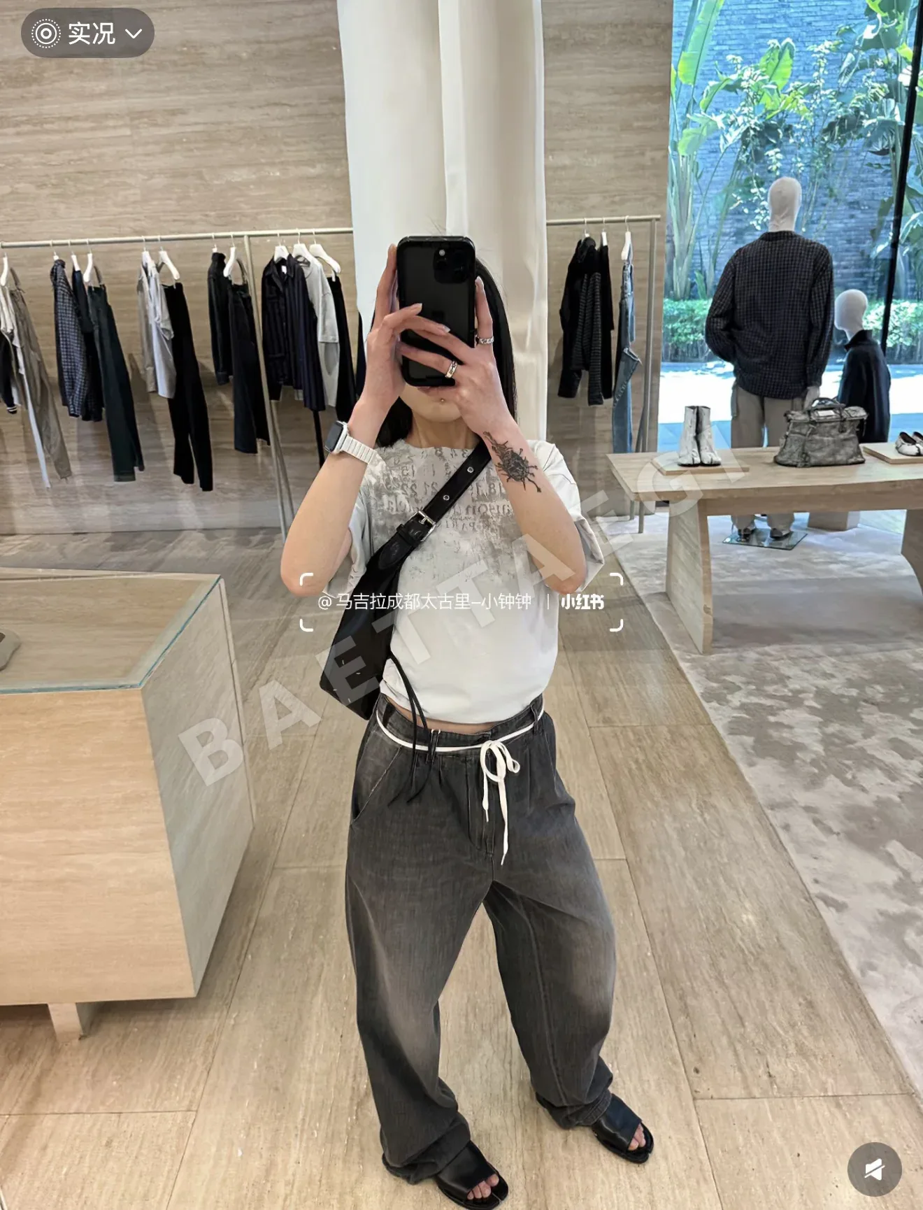 마르지엘라 데미지 프린트 여성 반팔 티셔츠 상세 이미지 3