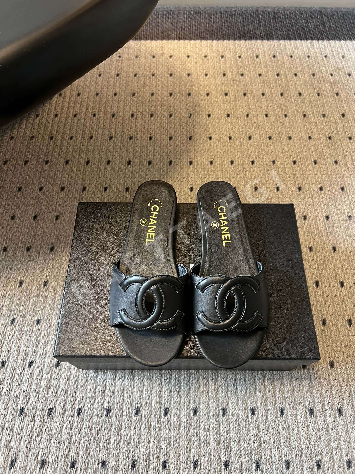 샤넬 더블 C 로고 플랫 슬리퍼 96031