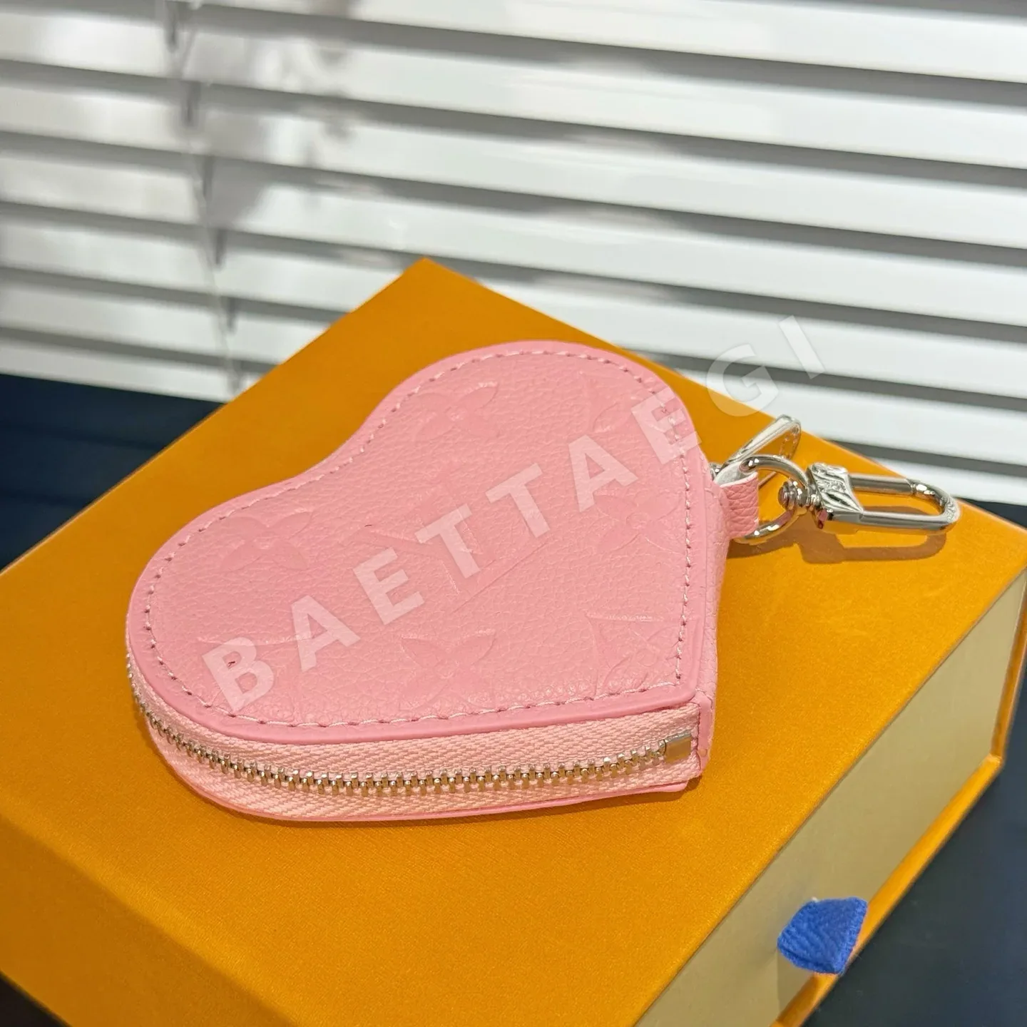 루이비통 LV 루이베어 하트 키링 상세 이미지 3