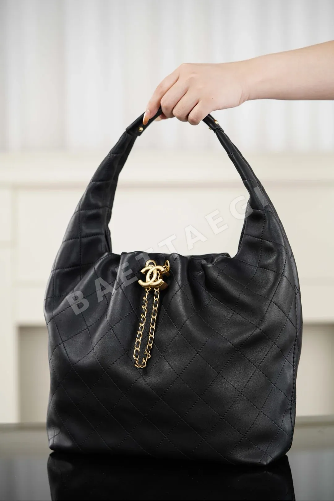 샤넬 팬더 더블 버클 송아지가죽 드로스트링 가방 상세 이미지 3