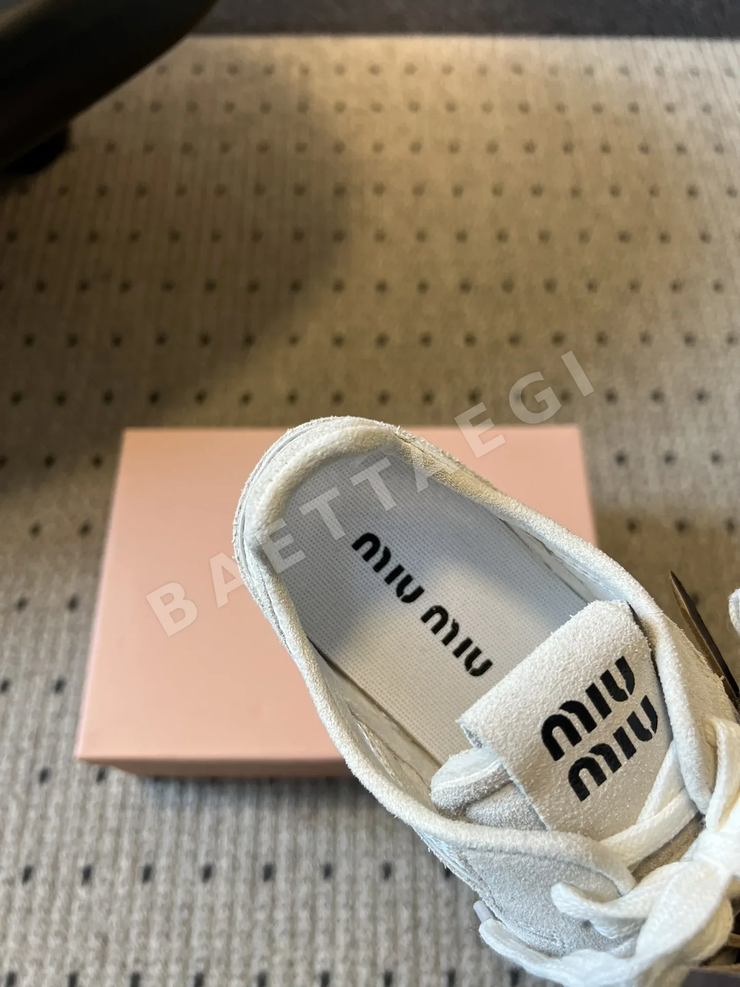 미우미우 메시 갑피 스웨이드 여성 스니커즈 상세 이미지 9