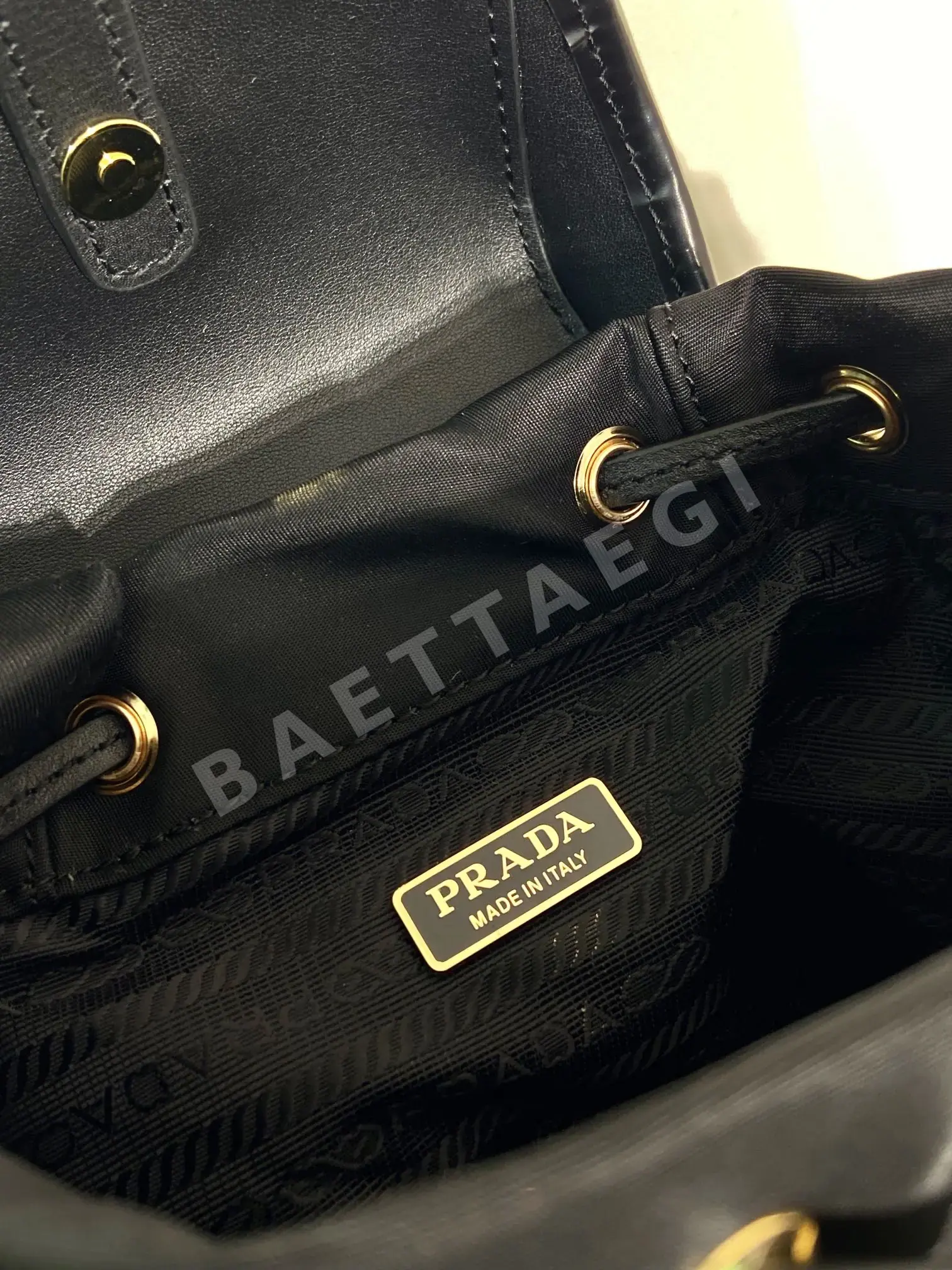 프라다 나일론 미니 숄더백 1BZ075 상세 이미지 9