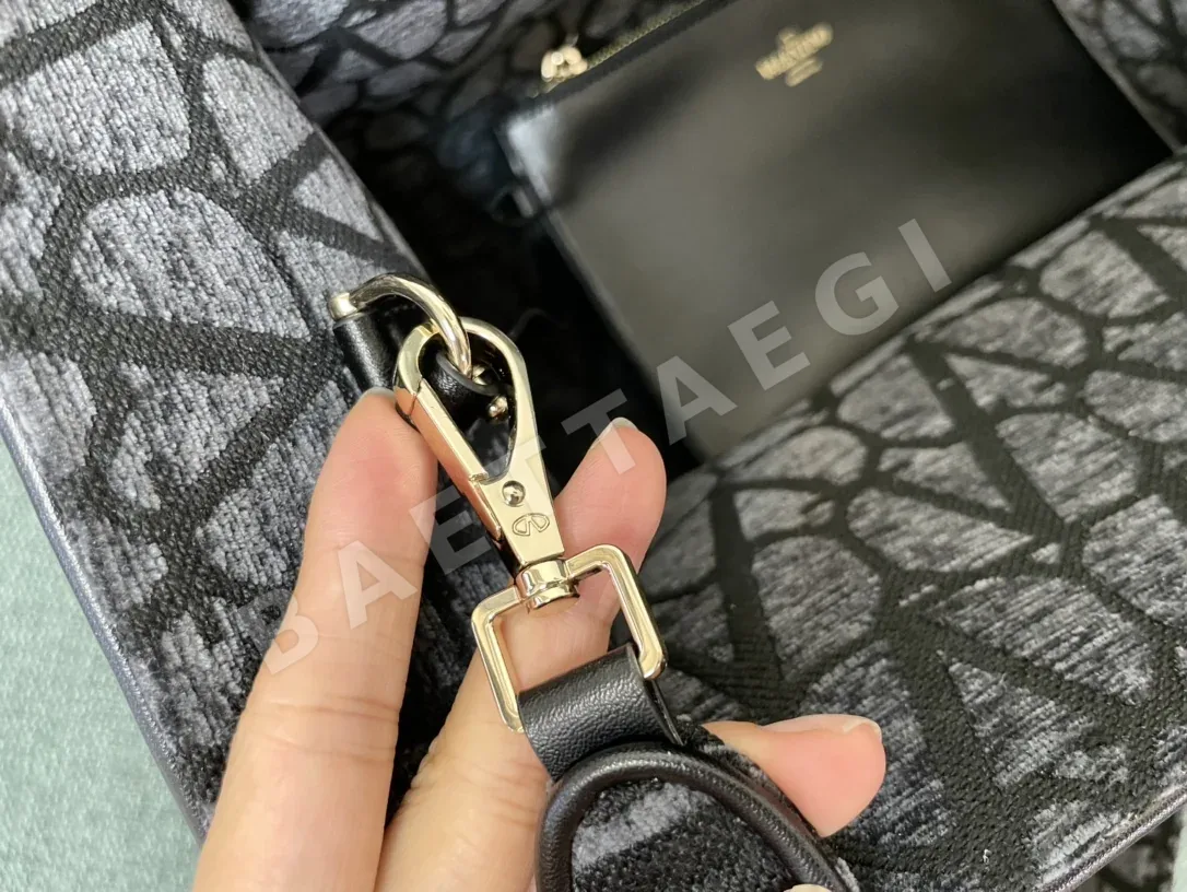 발렌티노 V로고 램스킨 토트백 상세 이미지 9