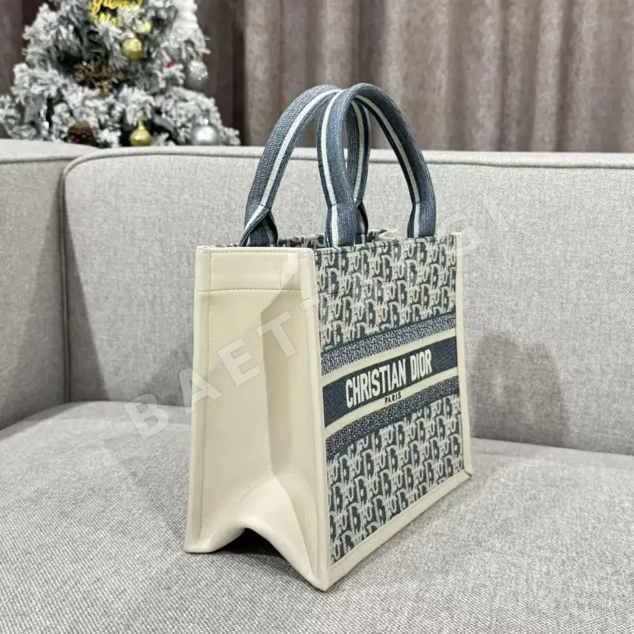 디올 츠바사 자수 송아지가죽 스몰 북 토트 가방 상세 이미지 4