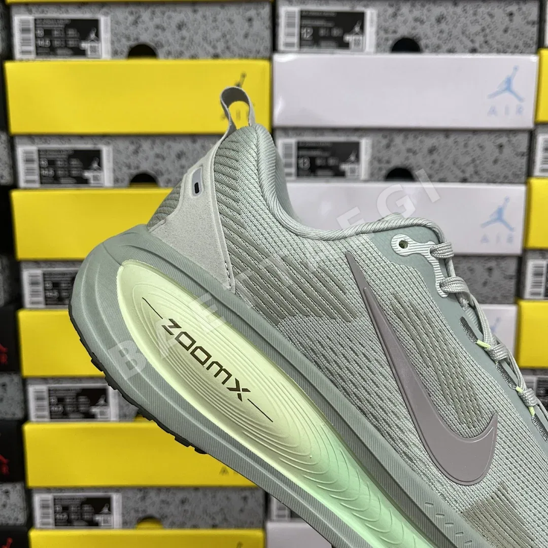 나이키 줌 보메로 18 HM6803-002 201093 Nike Zoom Vomero 18 상세 이미지 7