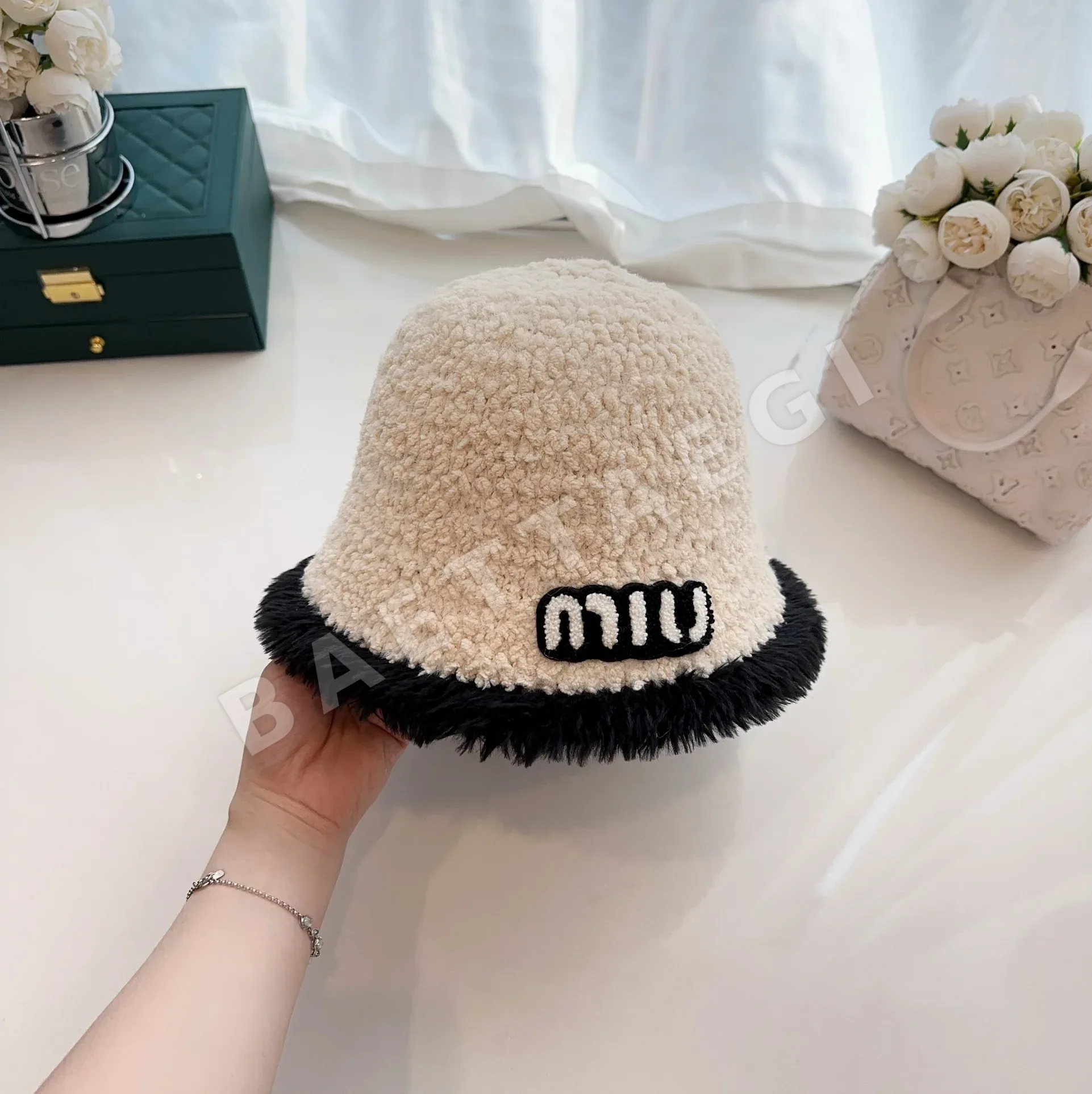 미우미우 모자 81139 Miu Miu Cap 상세 이미지 4
