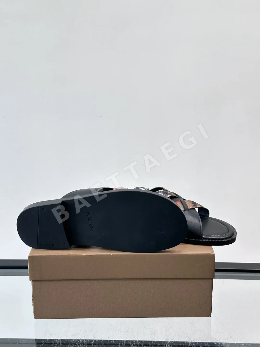 버버리 체크 가죽 샌들 남성 신발 상세 이미지 9
