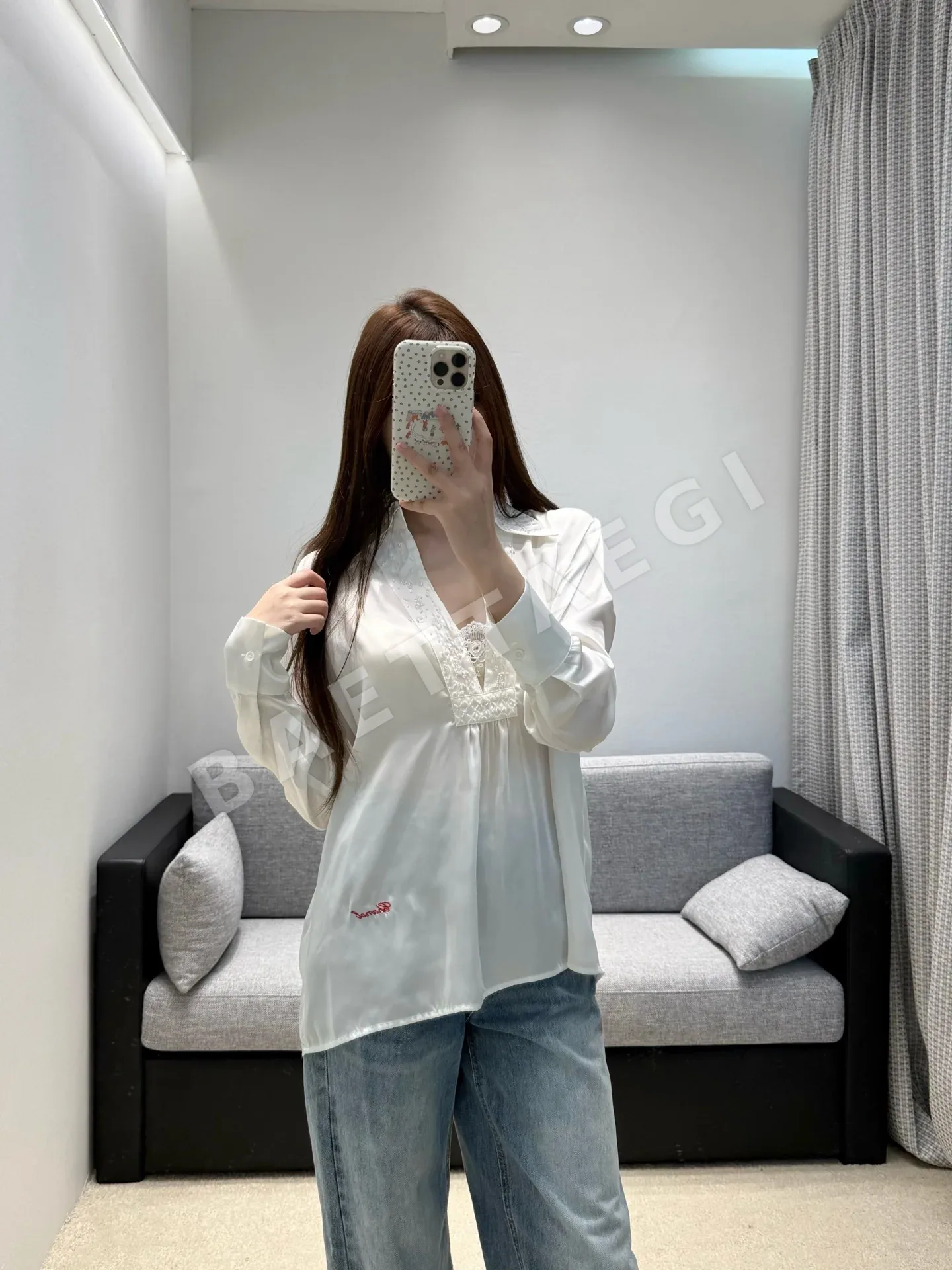샤넬 새틴 레이스 V넥 여성 셔츠 상세 이미지 3