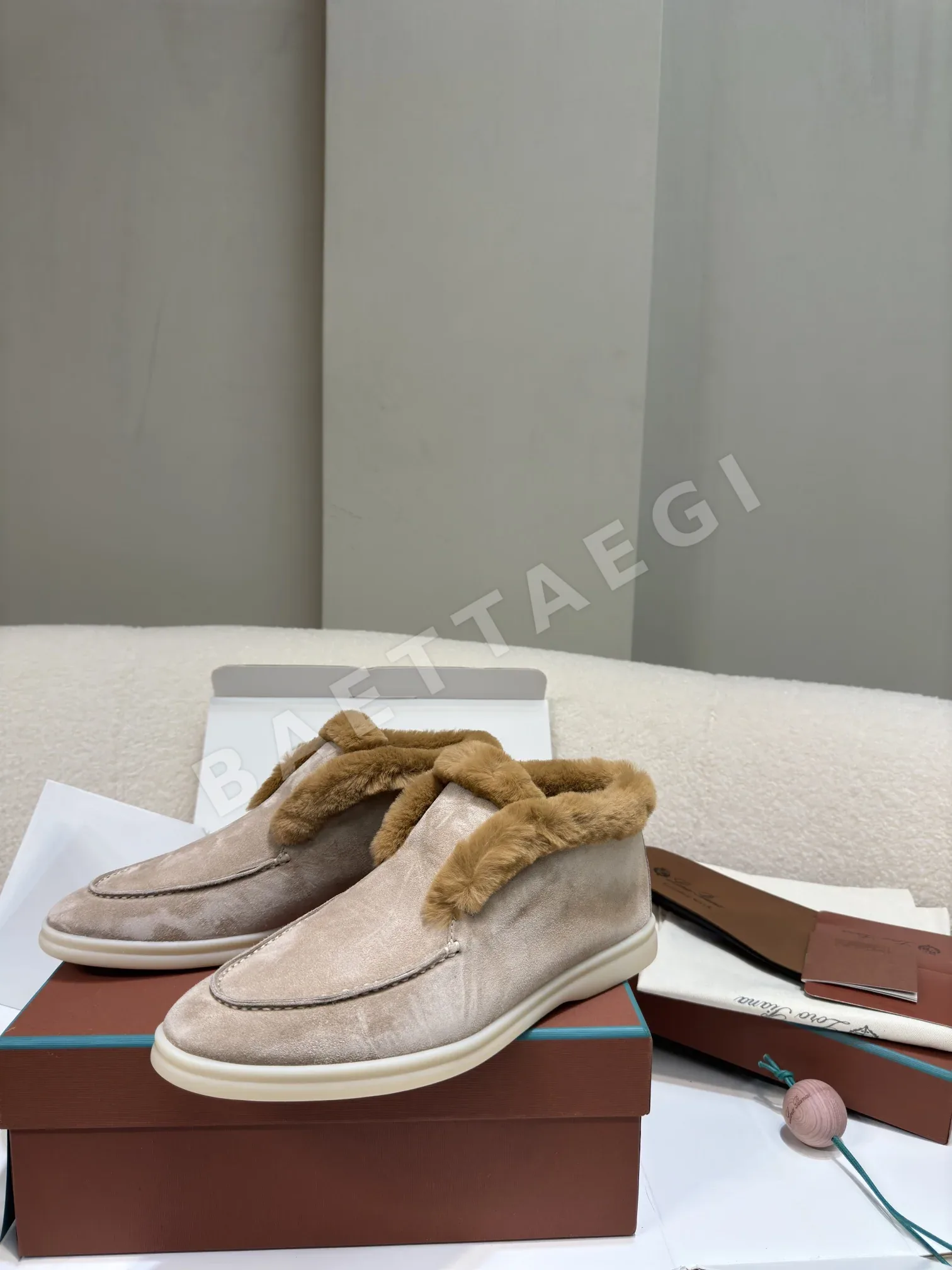 로로피아나 서머워크 코요테 퍼 하이컷 신발 94330