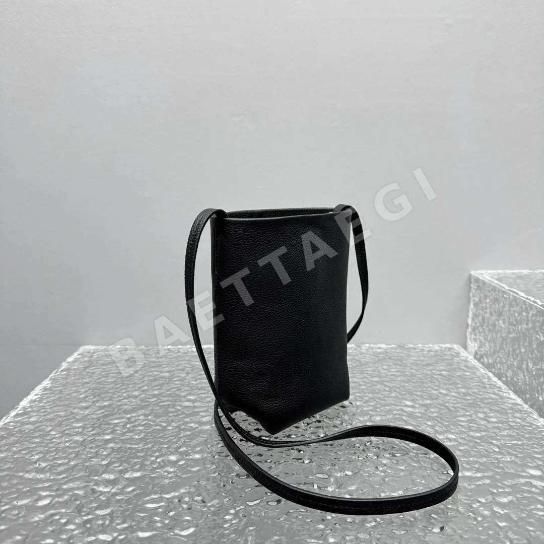 더로우 미니 페블드 레더 버킷백 상세 이미지 3