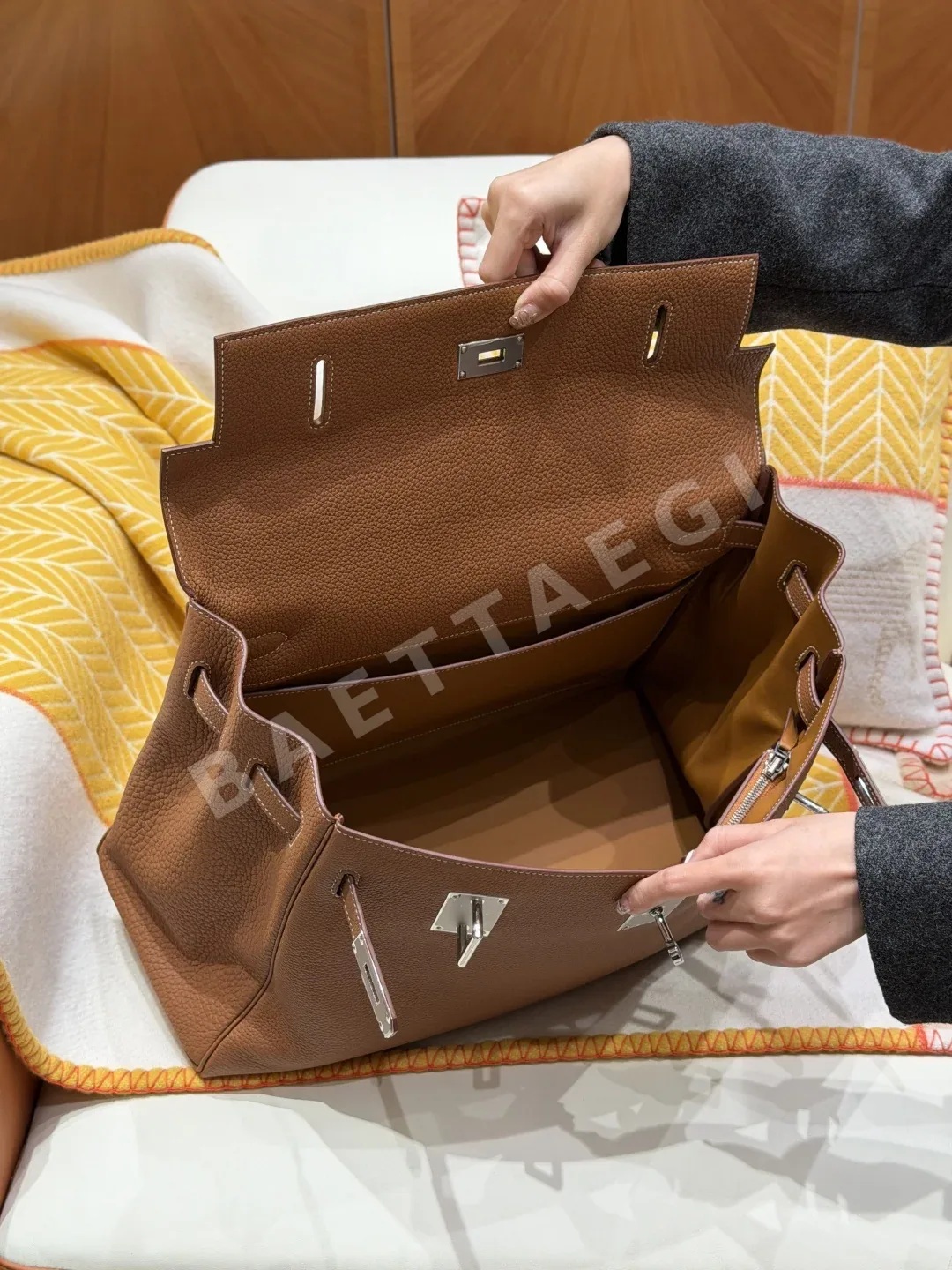 에르메스 켈리 맥시 42 가죽 가방 실버 하드웨어 상세 이미지 5