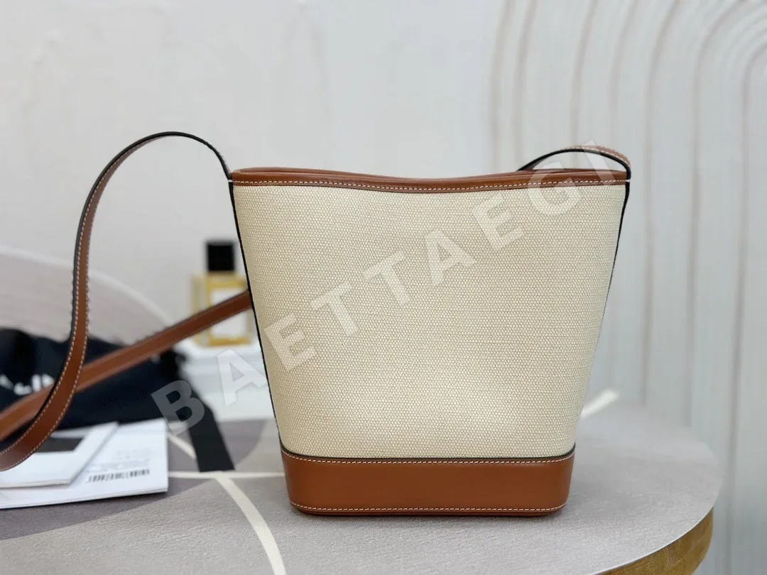 셀린느 트리옴프 버킷 숄더백 상세 이미지 4
