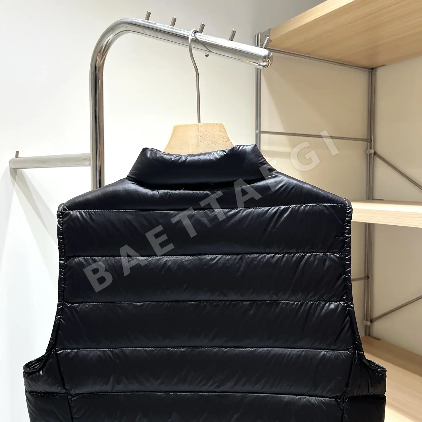 몽클레르 리안 다운 스탠드 카라 여성 조끼 상세 이미지 9