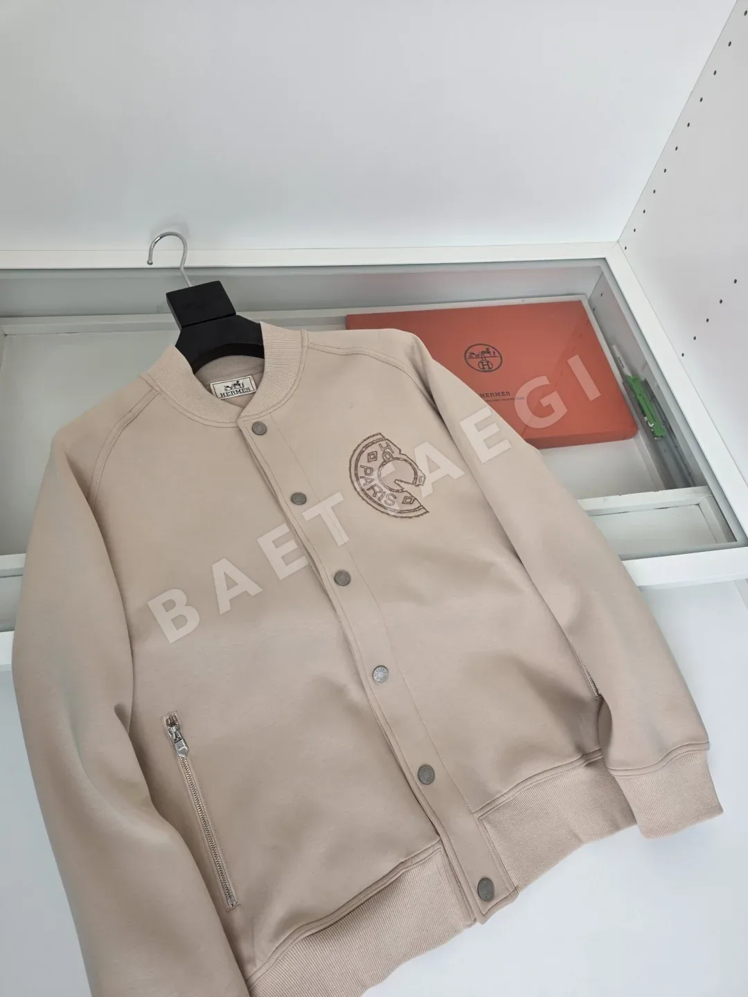 에르메스 안장 스터즈 자수 베이스볼 남성 자켓 상세 이미지 6