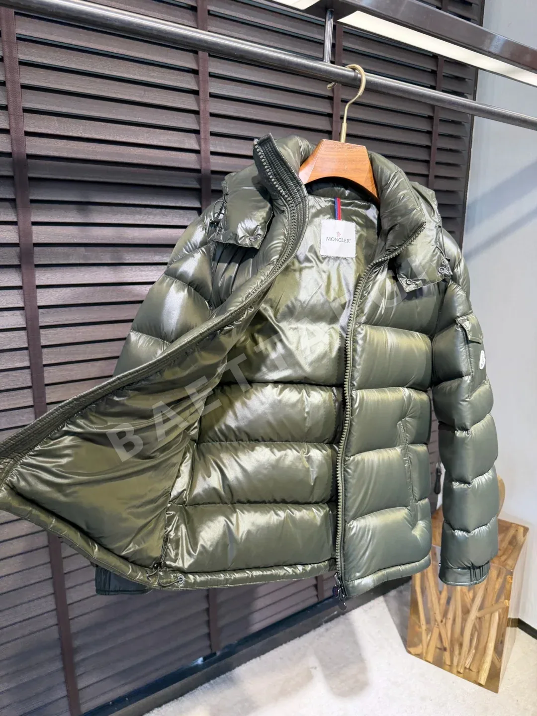몽클레르 남성 화이트 덕다운 패딩 M8839 상세 이미지 2