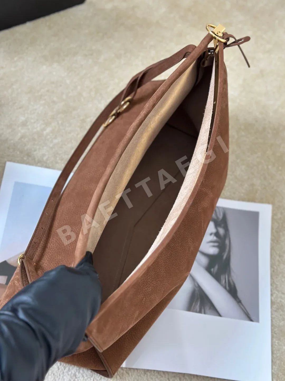 알라이아 스웨이드 가로형 클립 가방 상세 이미지 9