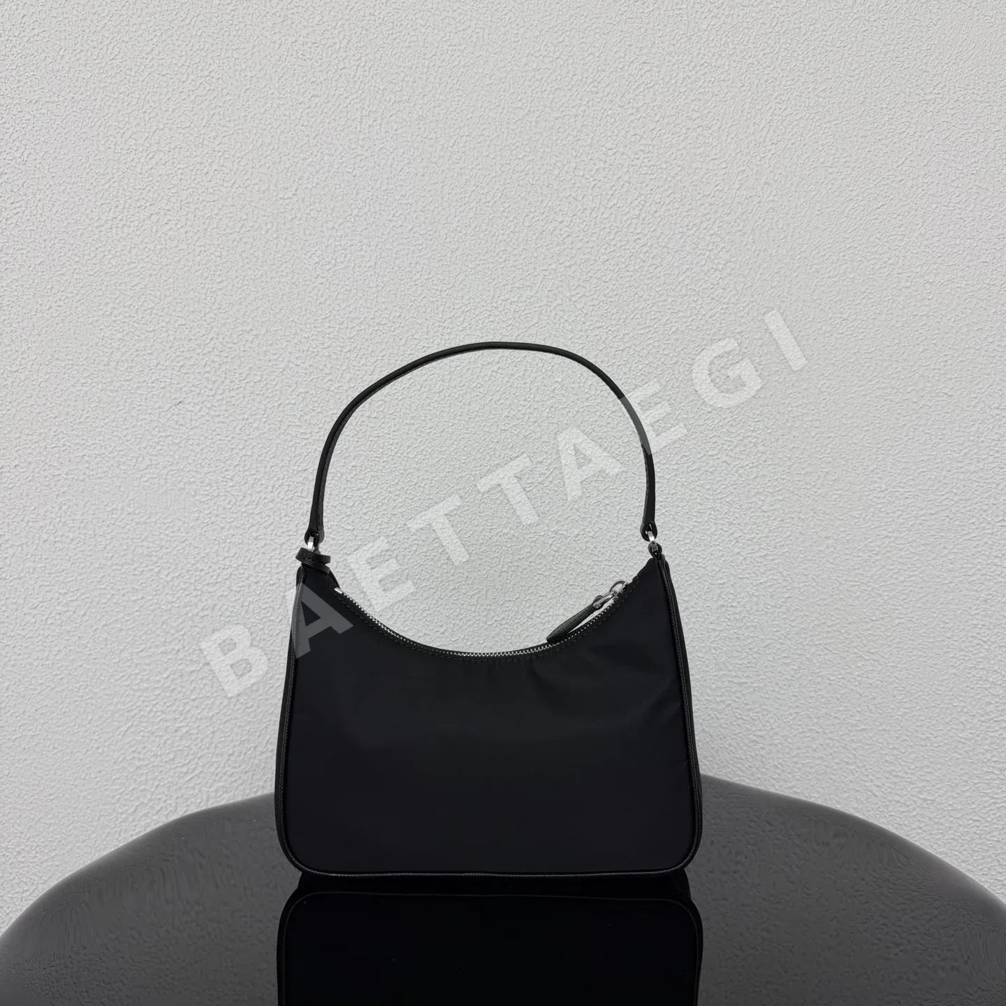프라다 나일론 호보백 상세 이미지 10