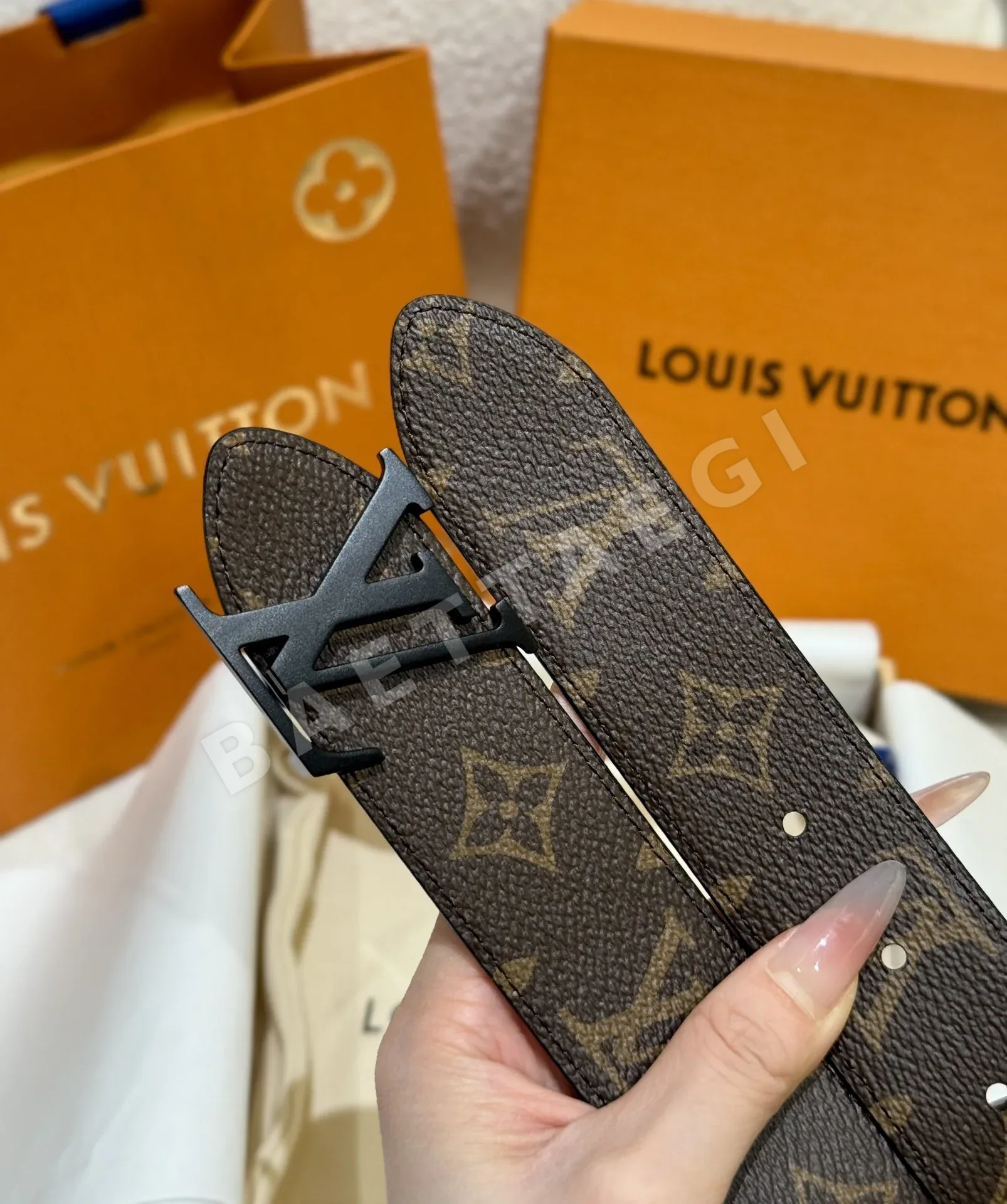 루이비통 LV 아이코닉 로고 양면 소가죽 벨트 상세 이미지 6