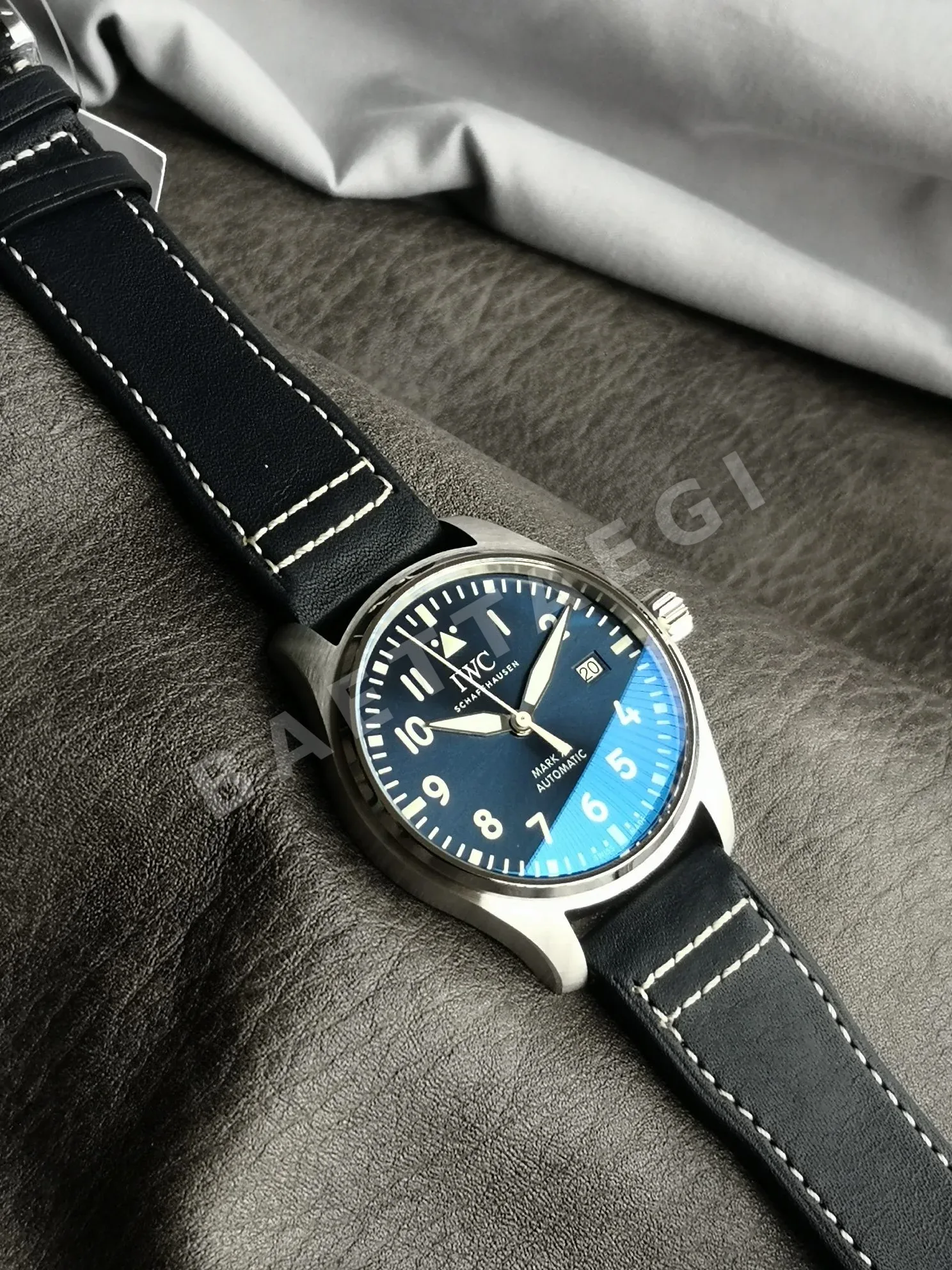 IWC 마크 XX 파일럿 시계 블랙 다이얼 사파이어 글라스 상세 이미지 4