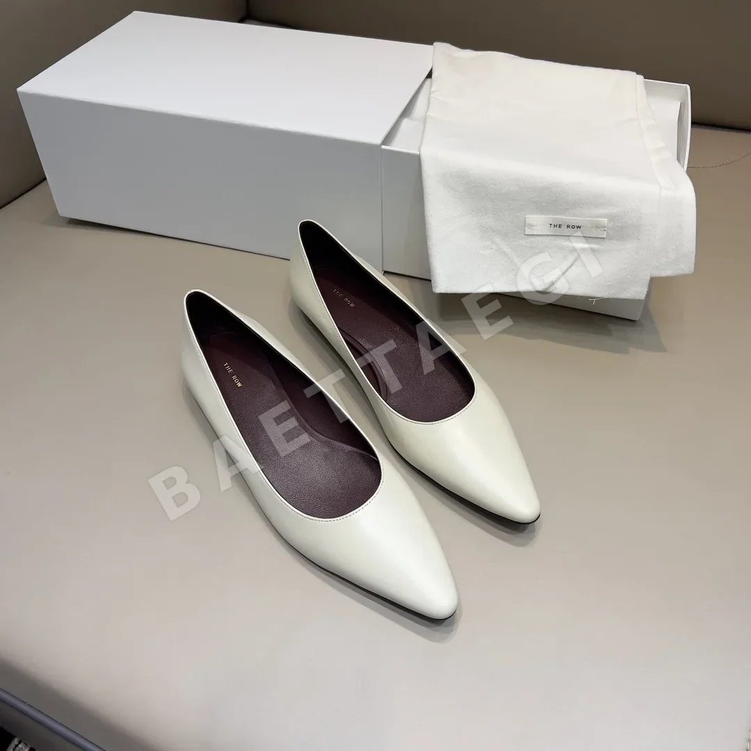 더로우 미니멀 포인티드 토 로우힐 플랫 슈즈 94579